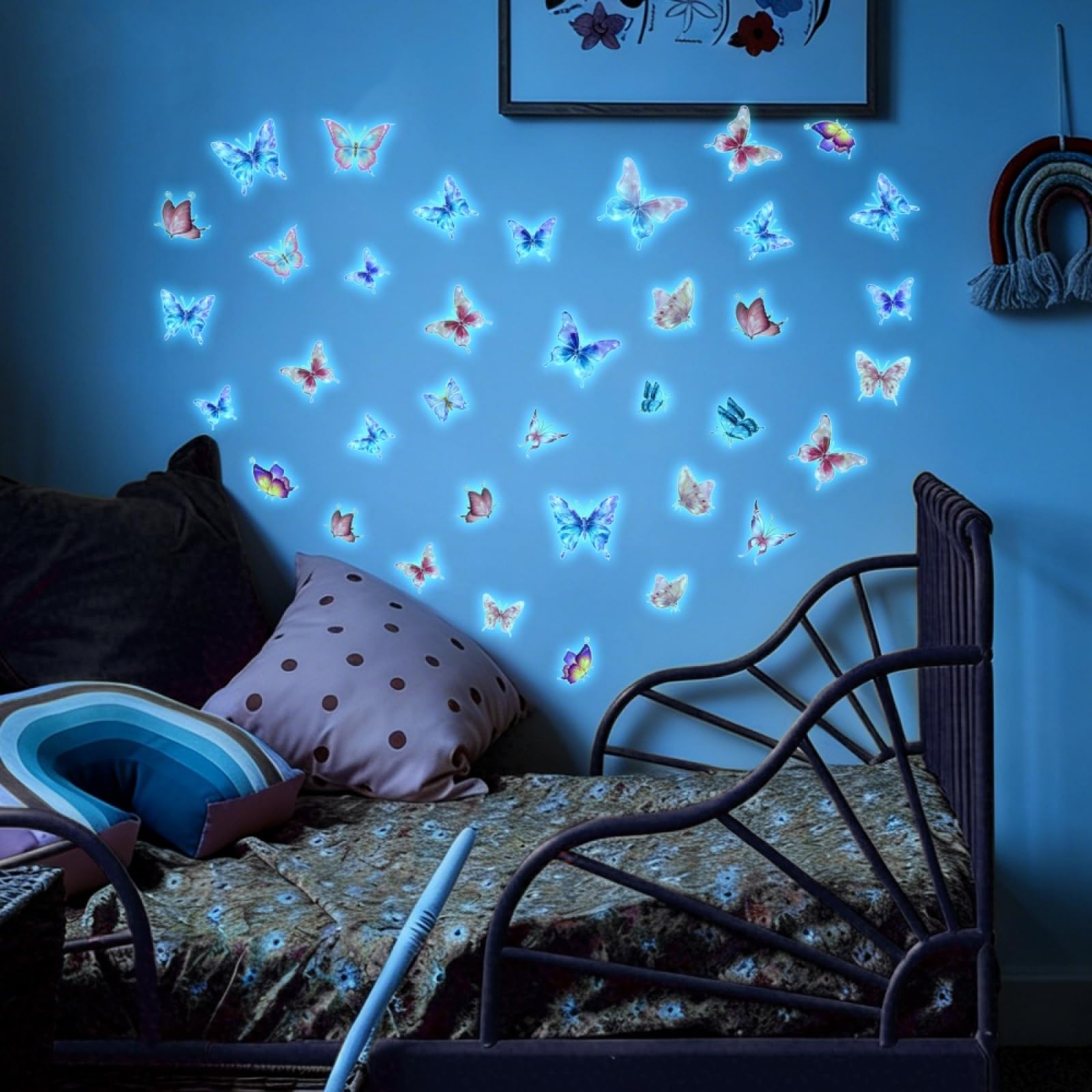 Sticker papillon coloré pour cacher un mur blanc de bureau