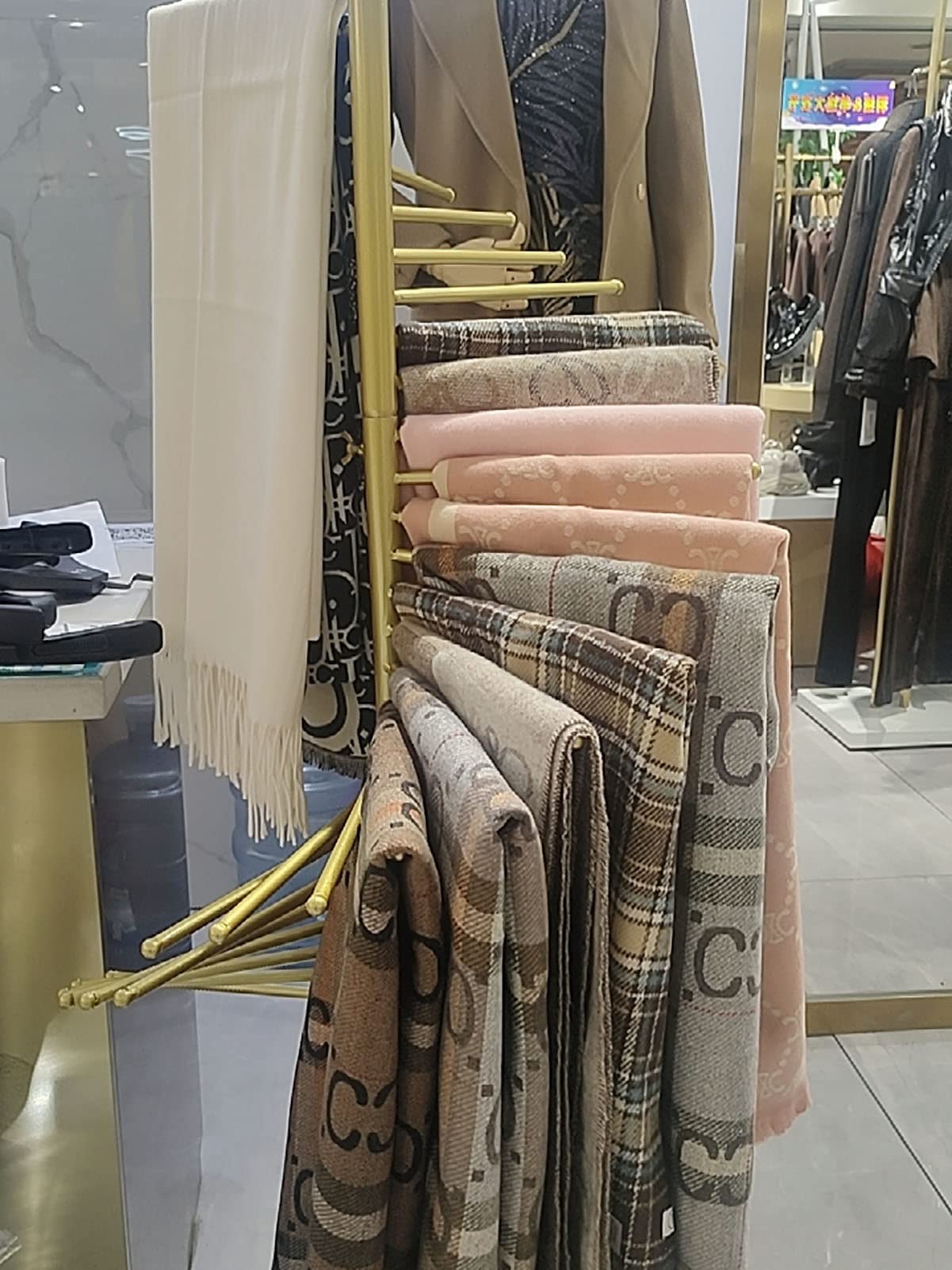 Genérico Perchero de pie Moderno Que Ahorra Espacio con Base Resistente, Colgador de Bufandas de Metal Alto para exhibir Bufandas, para chales, Cinturones, pashminas y Leggings (Dorado, 42