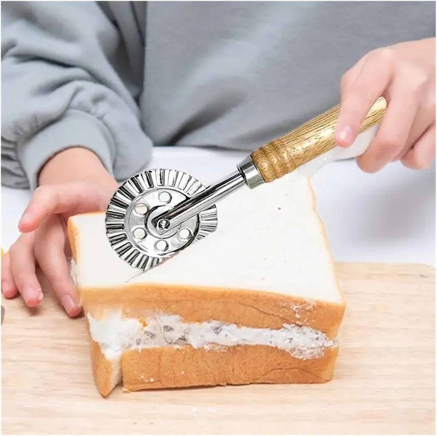 Pizza Wheel Cutter Fluted Edge Pasta Roller Cutter with Wooden Handle Ravioli Crimping Tool Dough Roller Cutter for Dumpling