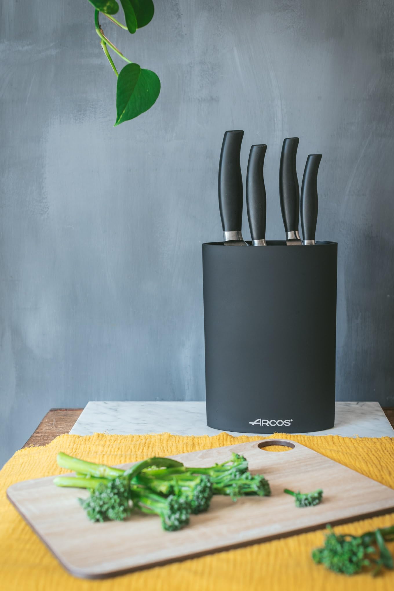 ARCOS Taco Ovale Protecteur de Couteaux jusqu'à 20 Cm. Bloc pour Couteaux au Design Moderne Fabriqué en Caoutchouc Thermoplastique. 220 x 160 x 65 Mm. Couleur Noir