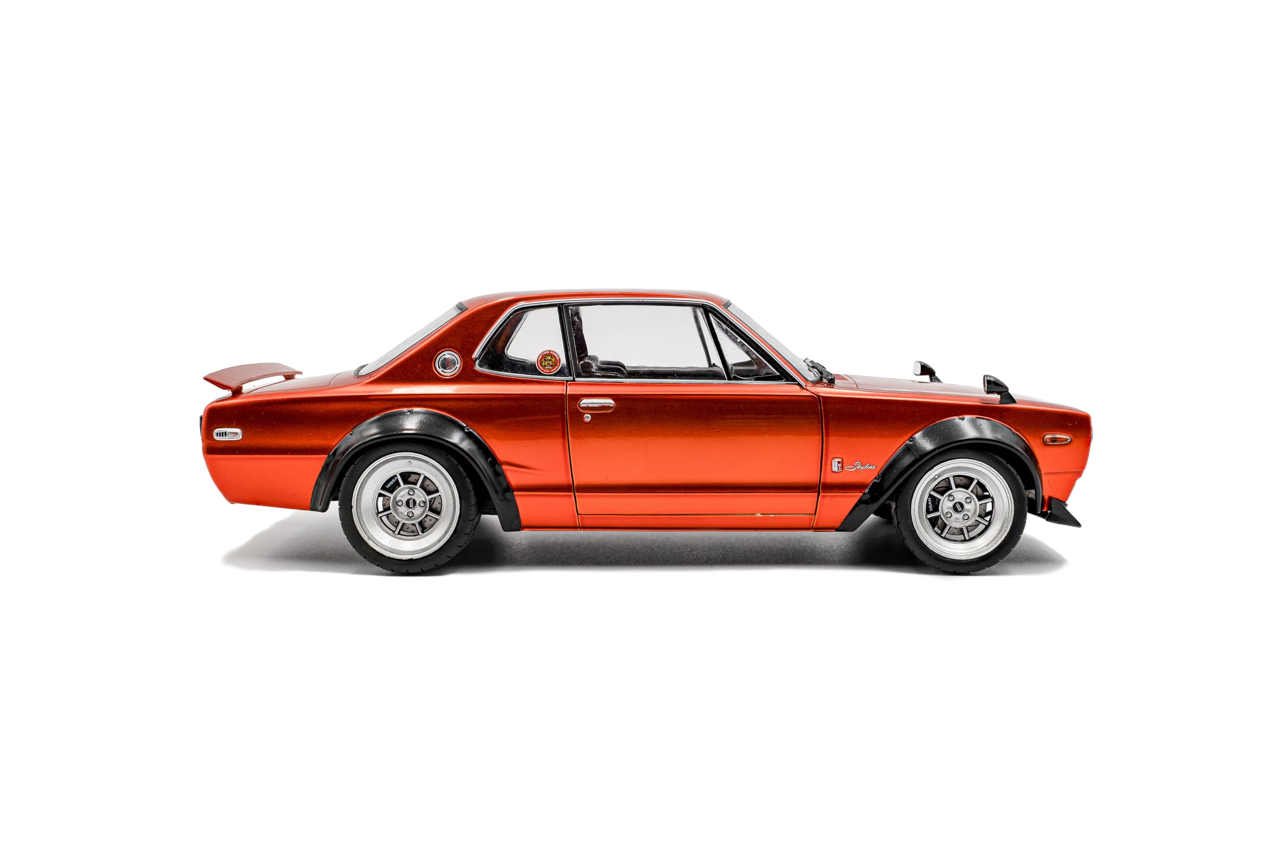 Solido Nissan Skyline C10 Hakosuka Works 1970 – Diecast Voiture de Sport Classique JDM avec Design Widebody – Carrosserie détaillée et Jantes de Course, Orange métallisé, 1:18