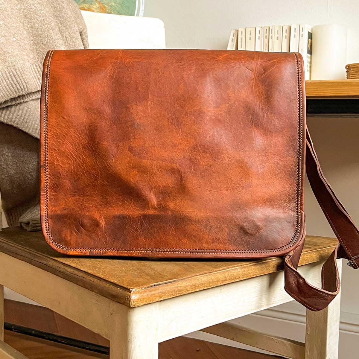 Gusti Umhängetasche Leder - Taylor 11'' Damen und Herren Handtasche Nature Collegetasche Businesstasche Messengerbag Aktentasche Vintage Braun