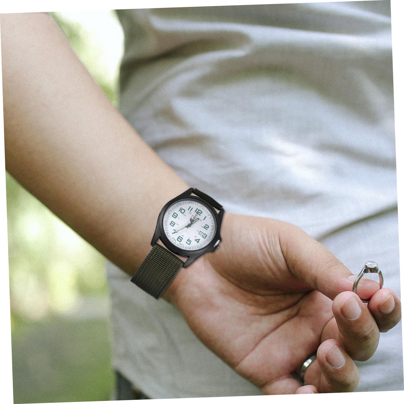 ifundom Orologio Militare da Uomo al Quarzo Cinturino in Nailon Verde, Calendario e Design Creativo, Orologio Sportivo Puntuale per Uso Quotidiano