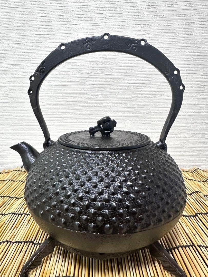 未使用、保管品　南部成龍堂鋳造所　斎峰　及川光正造　宝珠形馬蹄鉉　南部鉄瓶 美品 南部成龍堂鋳造所 斎峰 及川 光正造 15型 双馬文様 南部