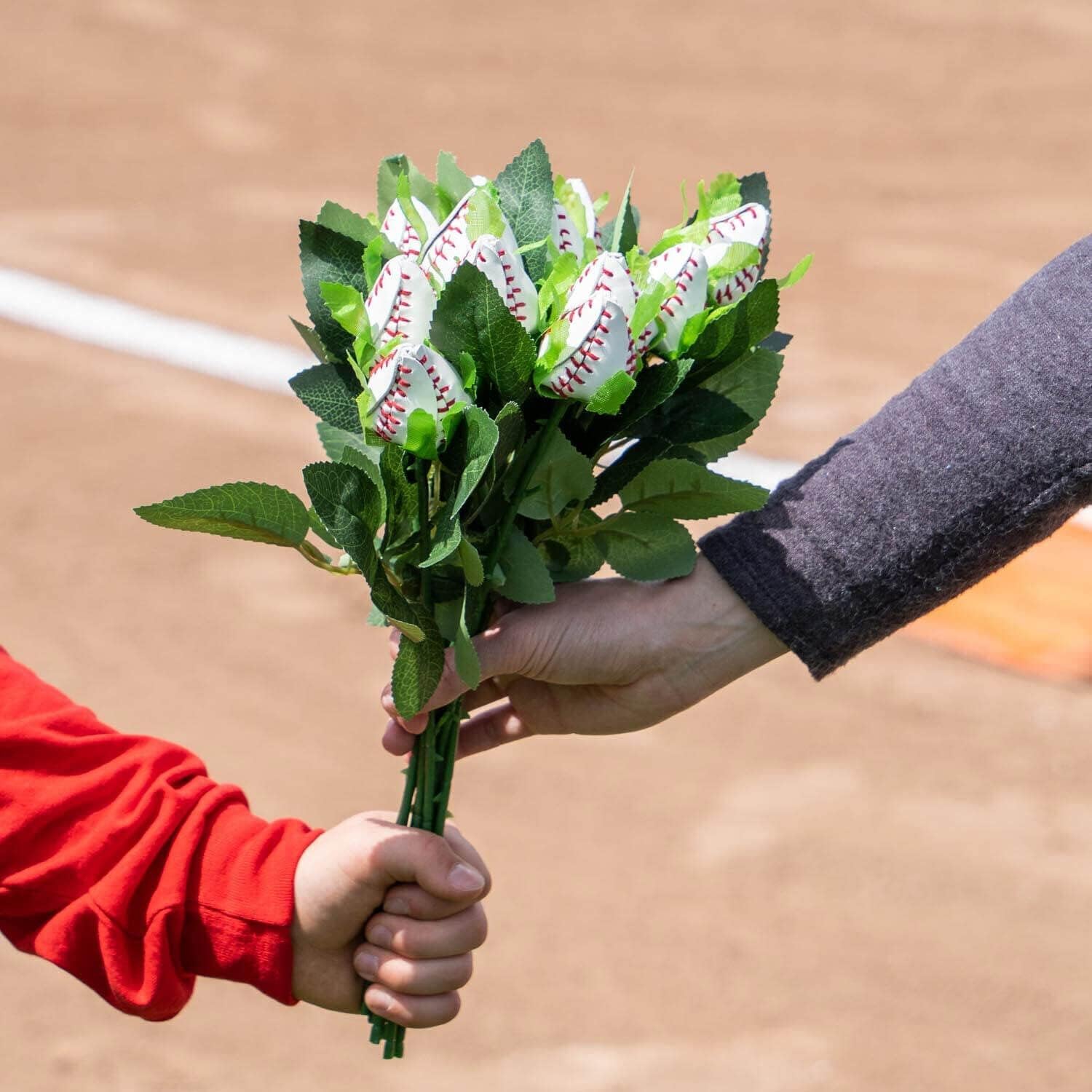 Géneric (xiuxiumobao Store) 6PCS Baseball Rose Artificial Baseball Gifts Sports Theme Rose Decorations for Men Women Room Team Wedding Prom Party Decoration