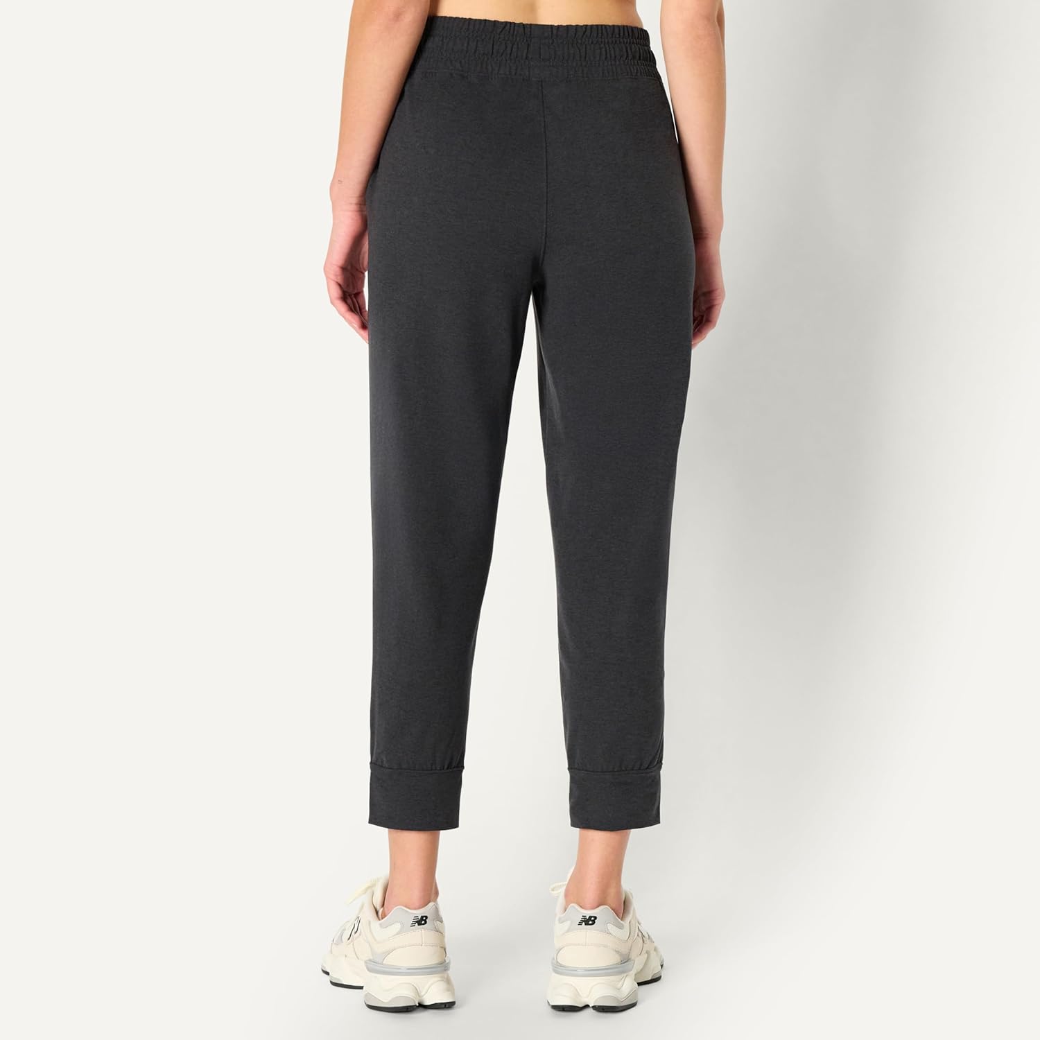 Amazon Essentials Women's Athletic Soft Performance Lightweight Cropped Capri Workout Jogger Sweatpants - Image 4