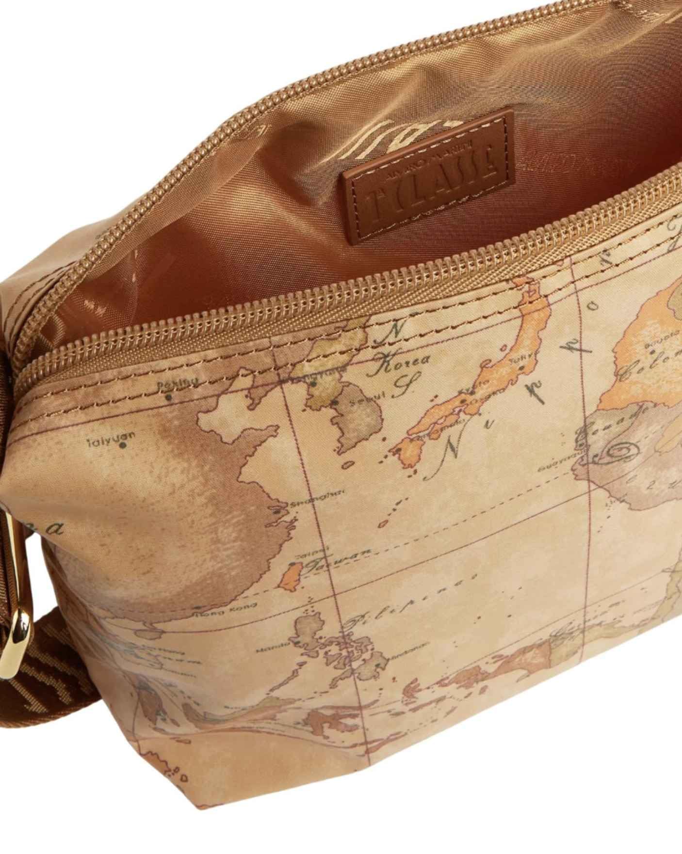 ALVIERO MARTINI 1a CLASSE Borsa a tracolla leggera, comoda, pratica e capiente realizzata con dettagli stampa geo su tutti i lati della borsa. Dispone di un ampio scomparto principale chiuso con zip e