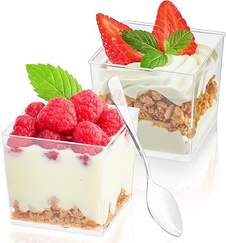 Qeirudu Vasos cuadrados de postre de 5 onzas con cucharas, paquete de 50 mini tazas de postre de plástico pequeñas tazas para servir pudín, mousse,