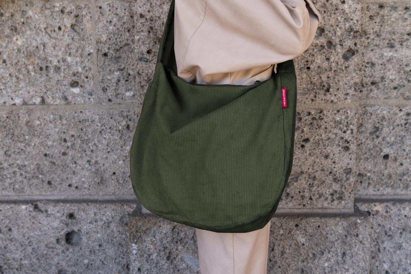 reisenthel moon bag cord dark matcha - Praktische Umhängetasche – Bild 8