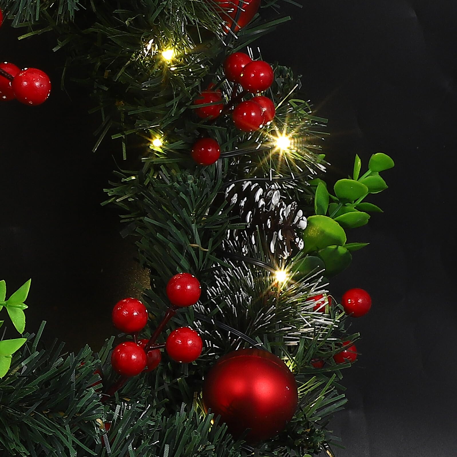 Cabilock Navideña Artificial LED con Bayas Rojas Piñas Bolas y Agujas de Pino para Puerta Frontal Pared o Ventanas Decoración Exterior Interior para Fiestas