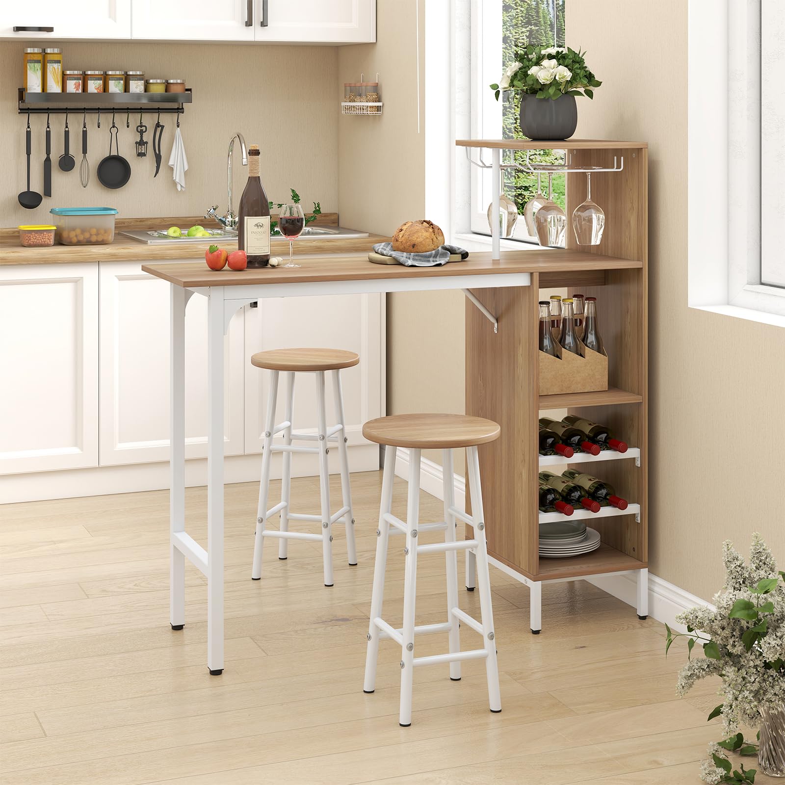 COSTWAY Juego de 3 Piezas Mesa y Sillas de Bar, Mesa y Taburetes Industriales con Soportes para Copas de Vino y Estantes para 6 Botellas de Vino, Juego de Mesa para Comedor Cocina (Natural)