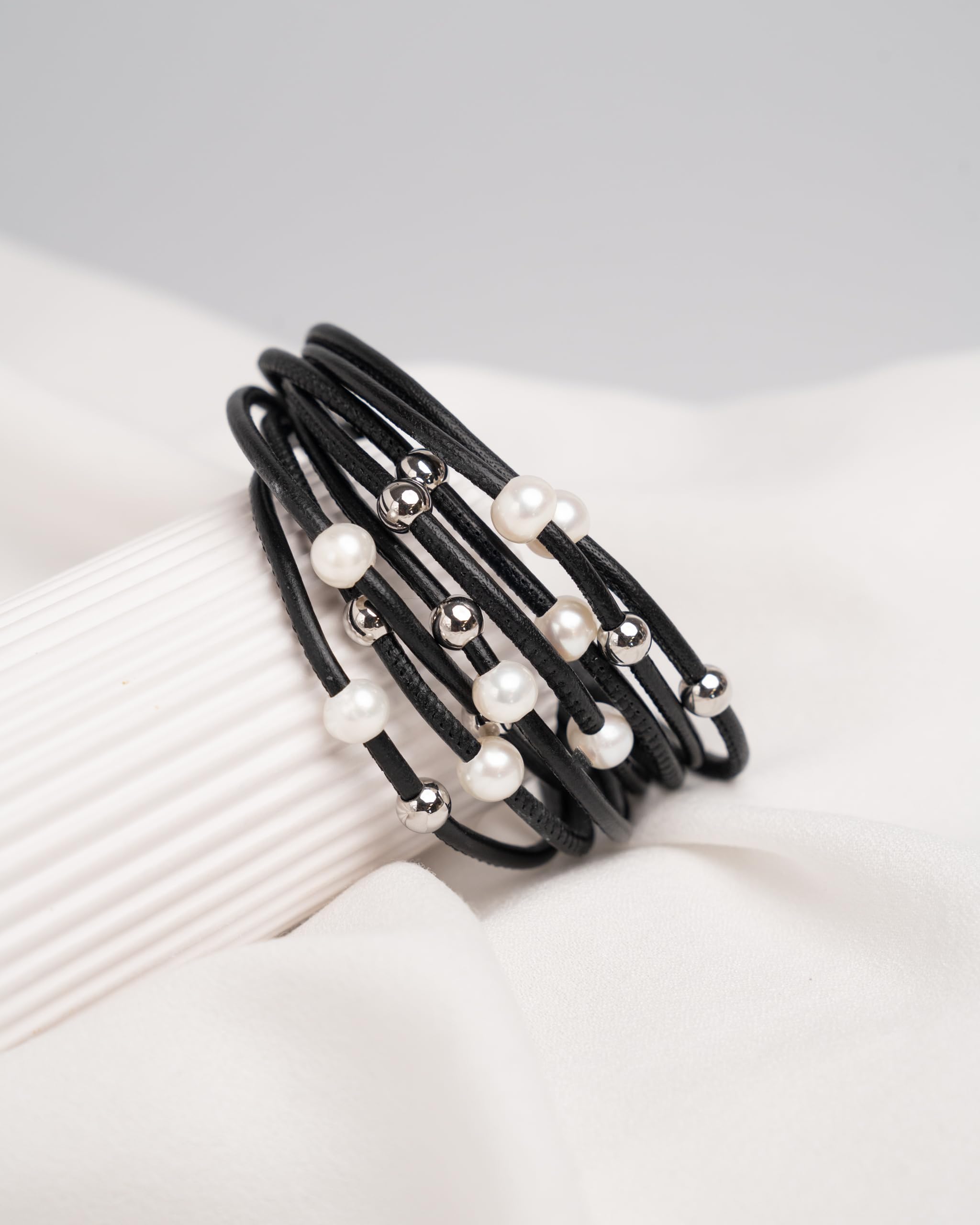 Bracelet pour femme avec perles d'eau douce de 7 à 8 mm et billes d'acier inoxydable montées dans un cuir et une fermeture magnétique en acier inoxydable - Secret & You