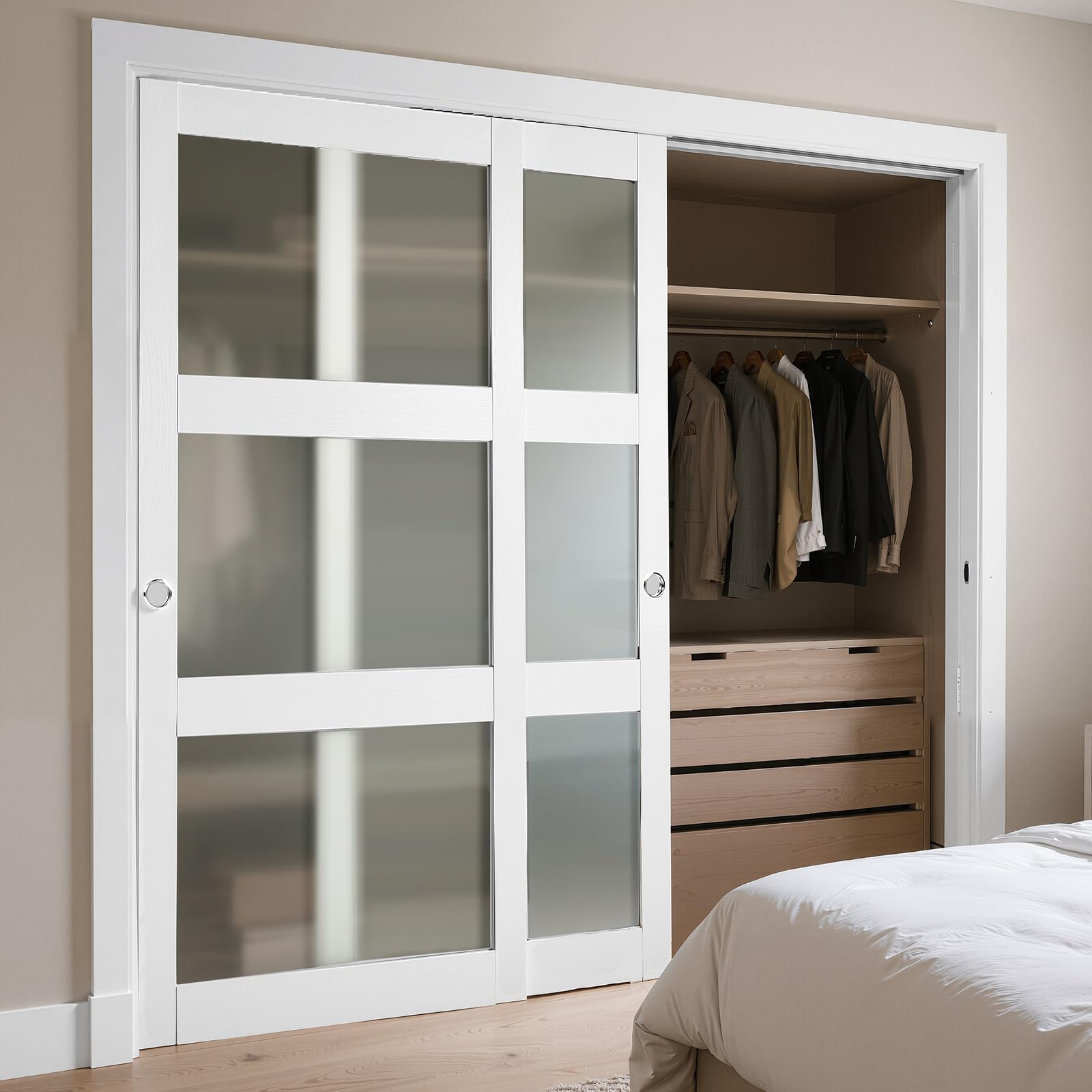 VEVOR Puerta Corrediza de Armario, para Huecos de 1829 x 2032 mm, Puerta Doble de 3 Paneles de Vidrio Esmerilado con Kit de Herrajes, Madera Maciza y MDF, Superficie de PVC Impermeable, Blanco