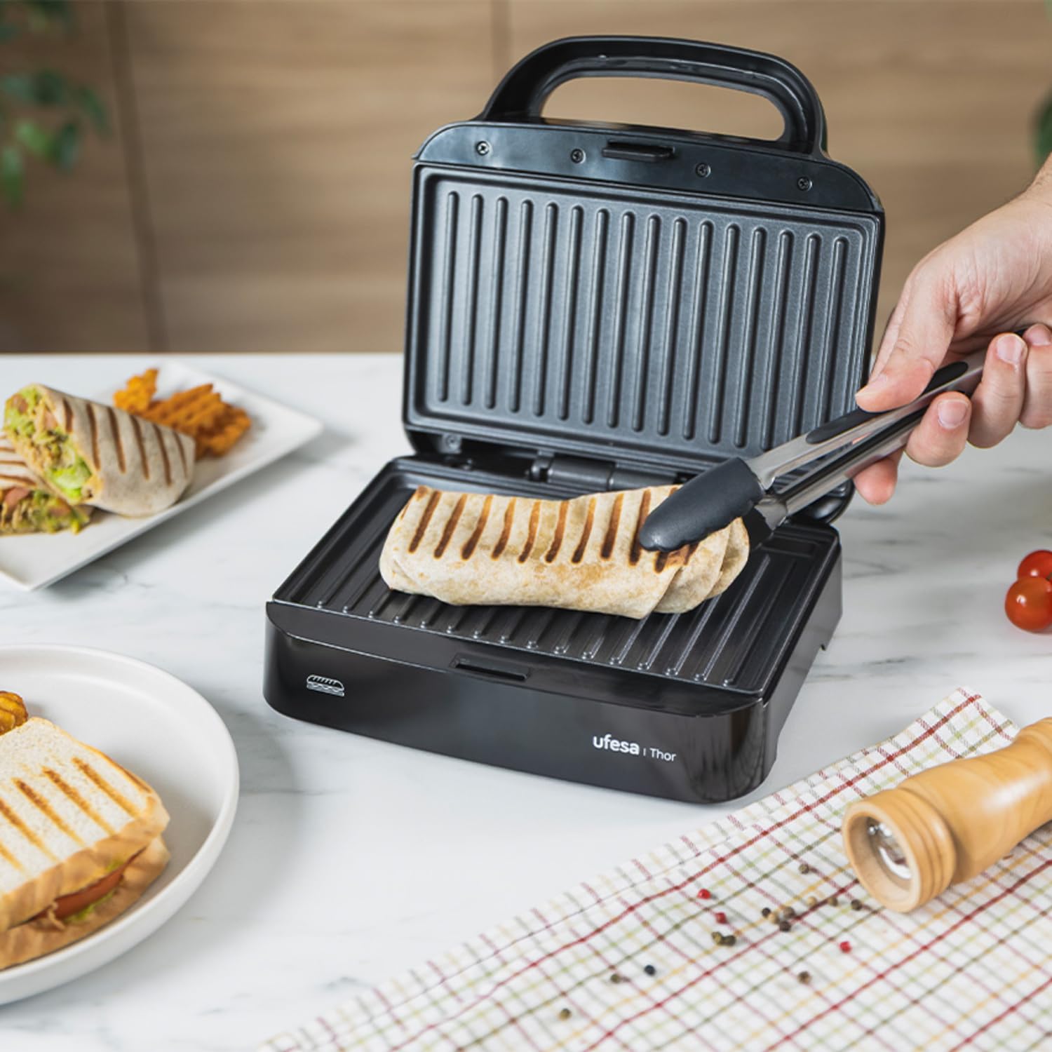 Ufesa Appareil à sandwich Thor Compact 750W, Plaques Grill Antiadhésives, Capacité 2 Paninis, Contrôle Automatique de Température, Rangement Vertical, Sans PFOA, Cuisine Saine, Système Range-Câble