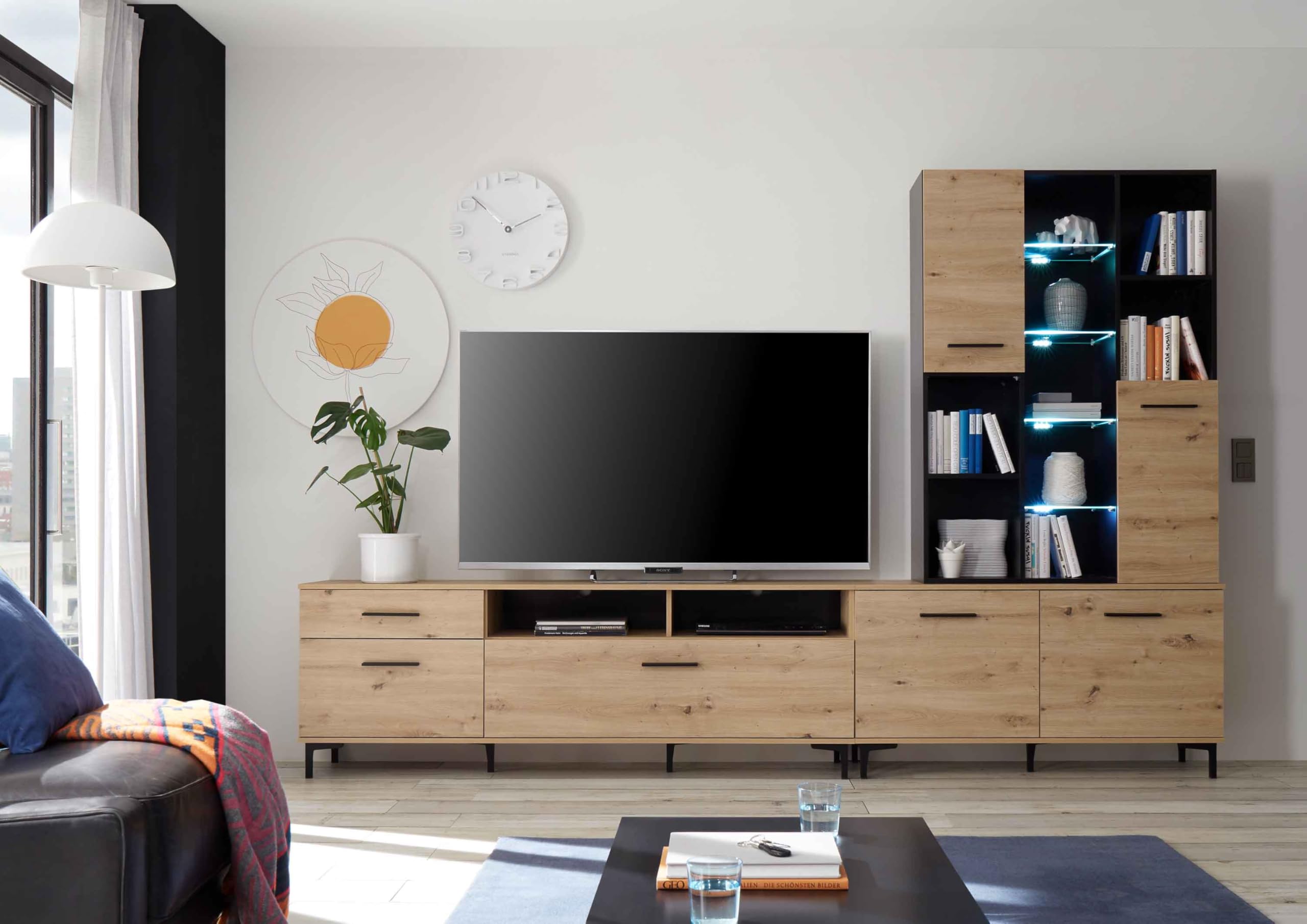 AVANTI TRENDSTORE - Cairate - Moderna parete da soggiorno in legno laminato in stile quercia artigianale e nero, perfetta per ogni salotto. Dimensioni LAP ca. 300x199x38cm