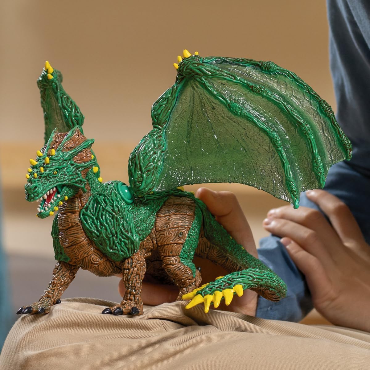 Besuche den Schleich- SCHLEICH ELDRADOR Creatures | Dschungeldrache 70791 | detailgetreue Monster Spielfigur mit beweglichen Flügeln | tolles Geschenk für Mädchen und Jungen | Spielzeug ab 7 Jahren | 28 x 17 x 11 cm in use
