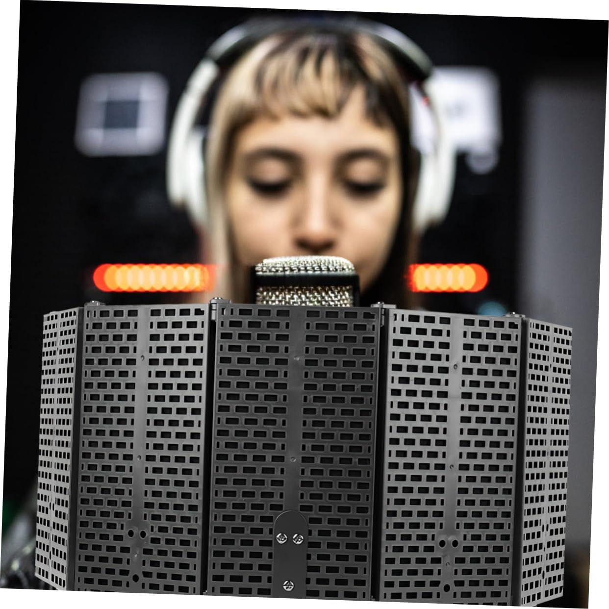 POPETPOP Protector de Aislamiento de Espuma y Abs para Micrófono Plegable Incluye Tornillos Diseño Ajustable para Grabación en Estudio y Uso al Aire Libre
