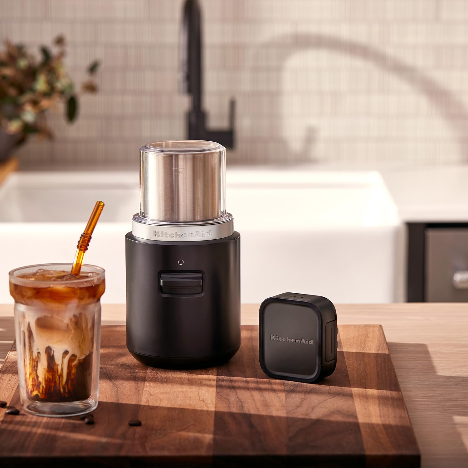 KitchenAid KitchenAid Go - Macinacaffè senza fili per caffè appena macinato da viaggio, contenitore macinato da 113 g, con batteria, nero