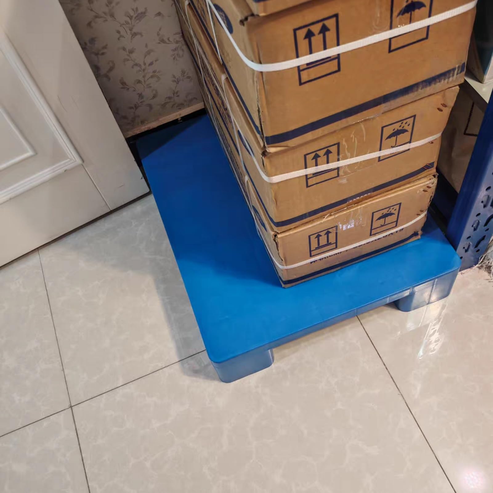 Pallet in plastica leggera per cantina e stoccaggio esterno, resistente, per pavimenti interni e giardino, blu (40 x 30 x 12 cm)