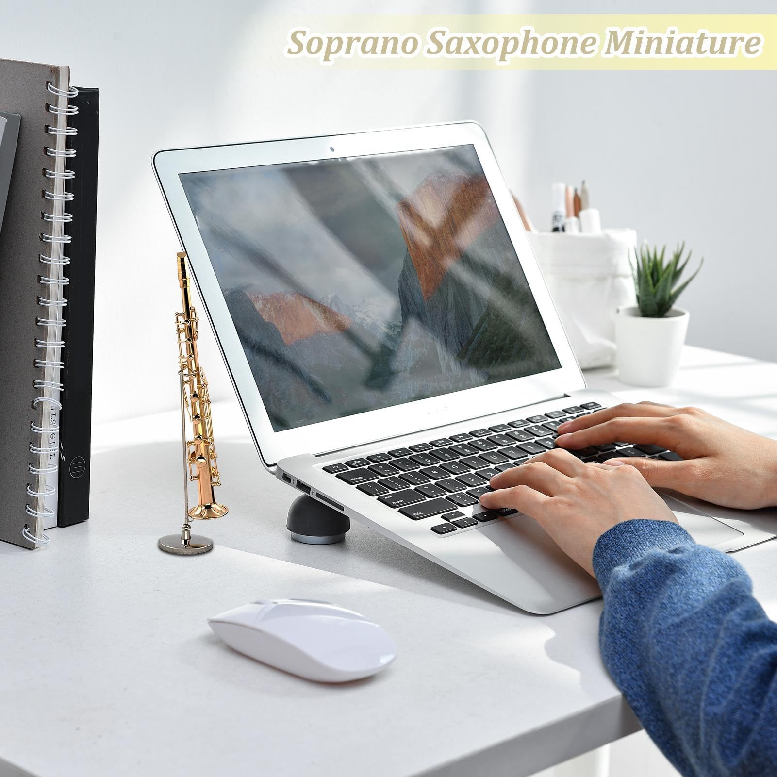 Modello di sassofono - strumento musicale in | Mini ornamento placcato oro | Sax soprano da collezione, decorazione per la casa, regalo per gli amanti della musica, espositore da scrivania