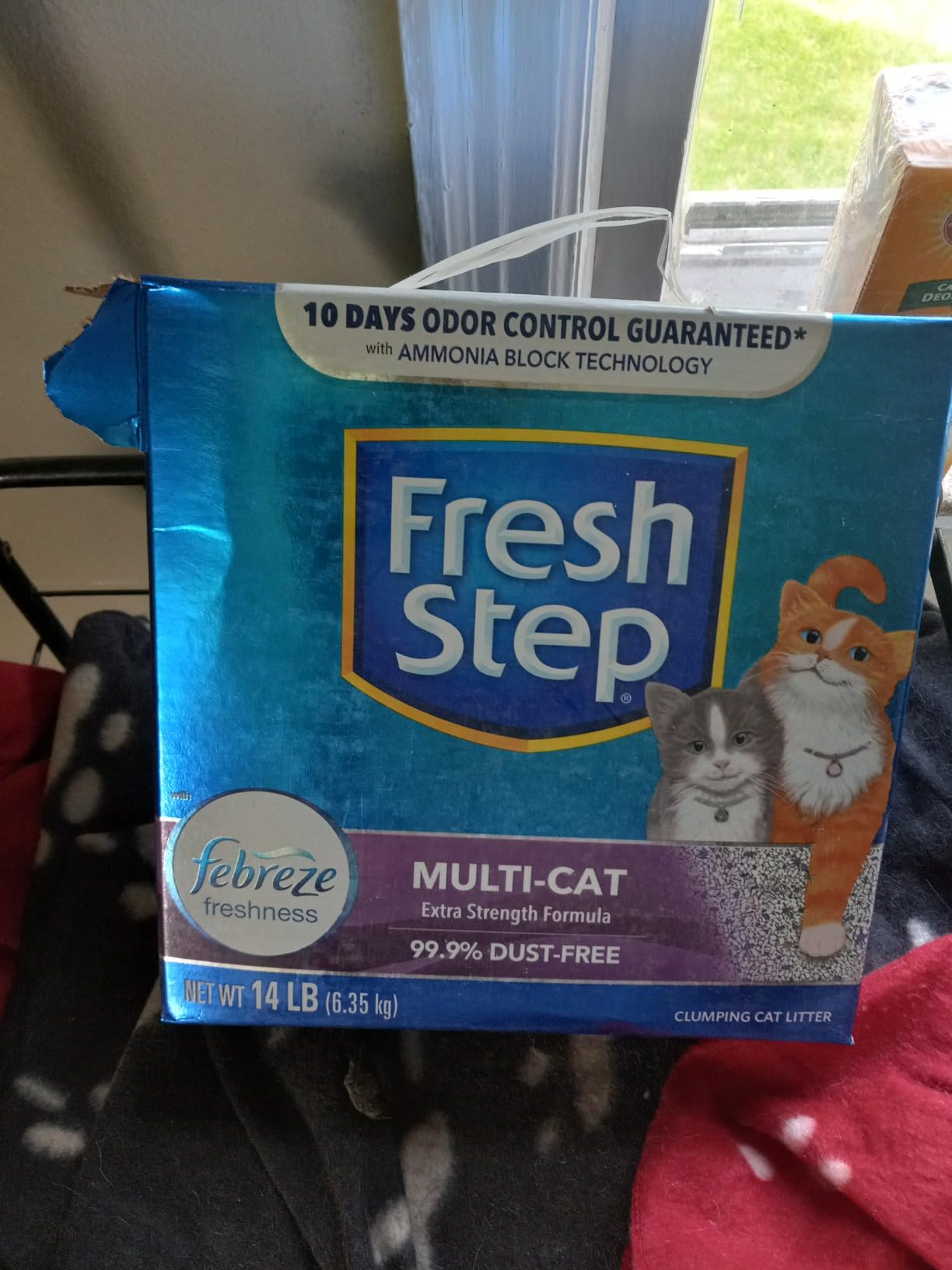 Fresh Step Clumping Cat Litter, Multi-Cat, Long Lasting Odor Control Kitty Litter with Activated Charcoal, Low Dust Formula, 14 lb photo review