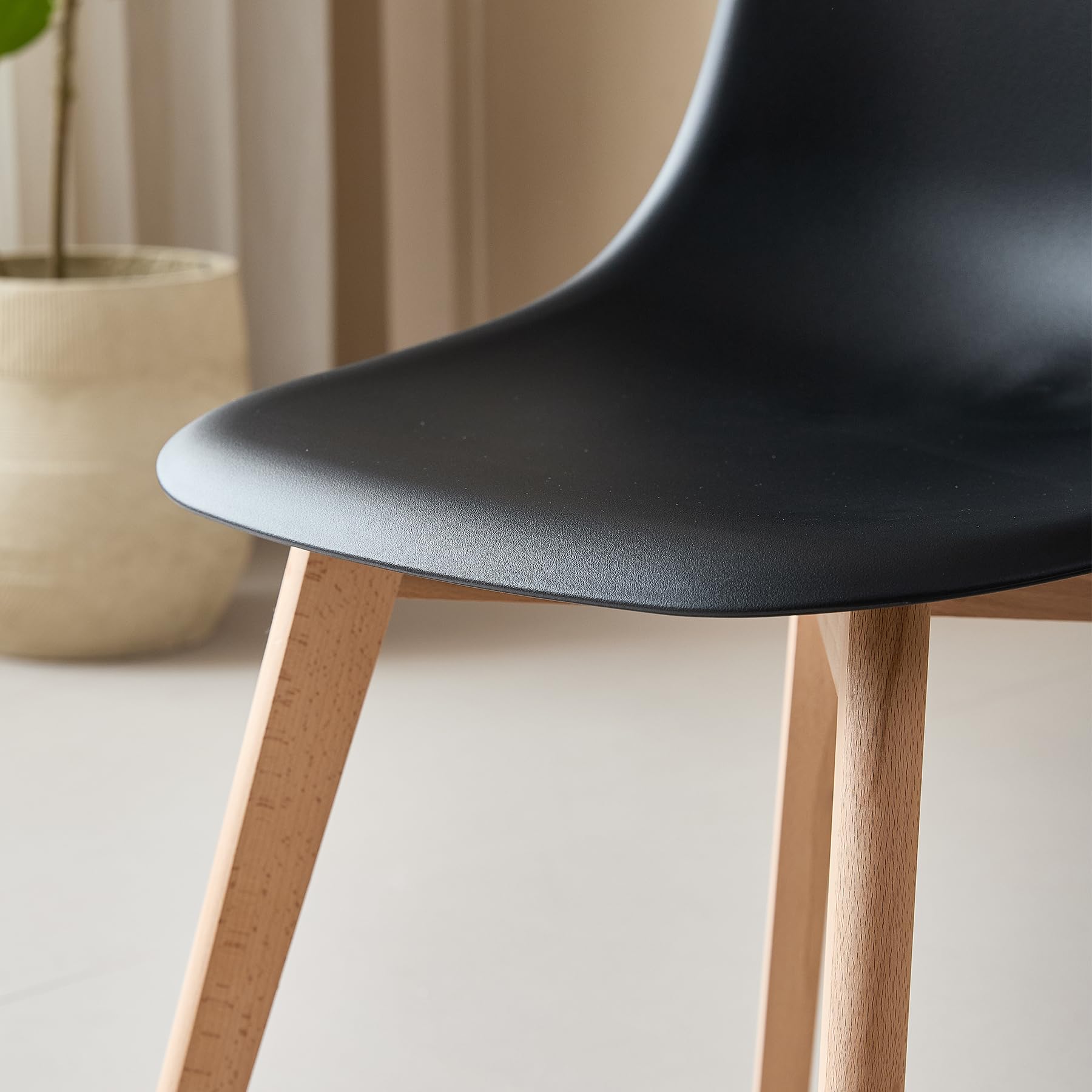 Set di 8 Sedie da Pranzo Moderna Sedia Laterale con Sedile in PP e Gambe in Legno di Faggio ideale per Sala da Pranzo, Cucina, Soggiorno, Camera da Letto (Nero)