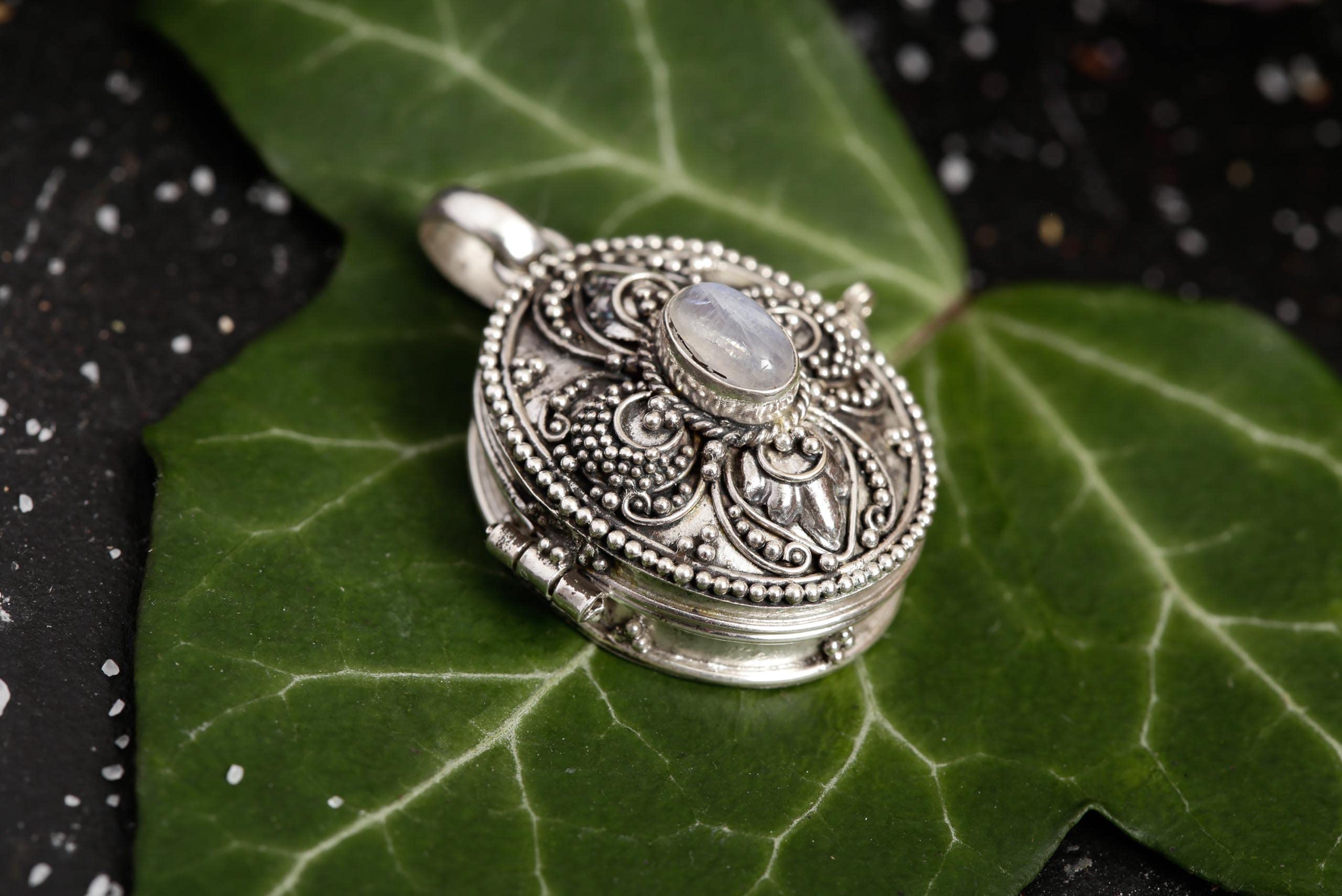 Windalf Schmuck Anhänger DANA 3.2 cm Foto-Medaillon Mondstein Handarbeit 925 Sterlingsilber