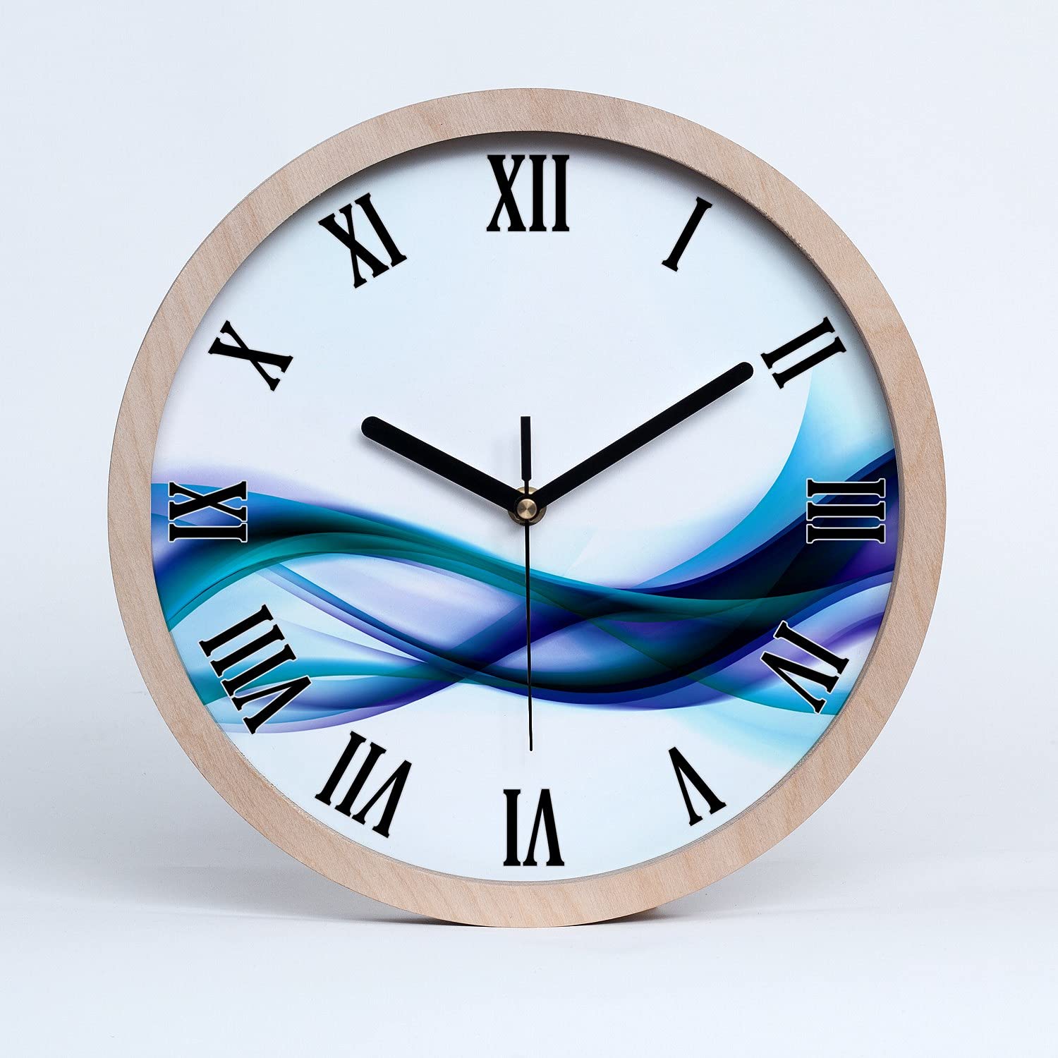 Horloge murale en bois de bouleau pour un salon moderne au style épuré