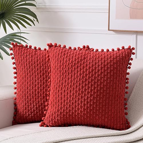 Fancy Homi Juego de 2 fundas de almohada decorativas rojas de 18 x 18 pulgadas con pompones para sofá, dormitorio, sala de estar, decoración moderna