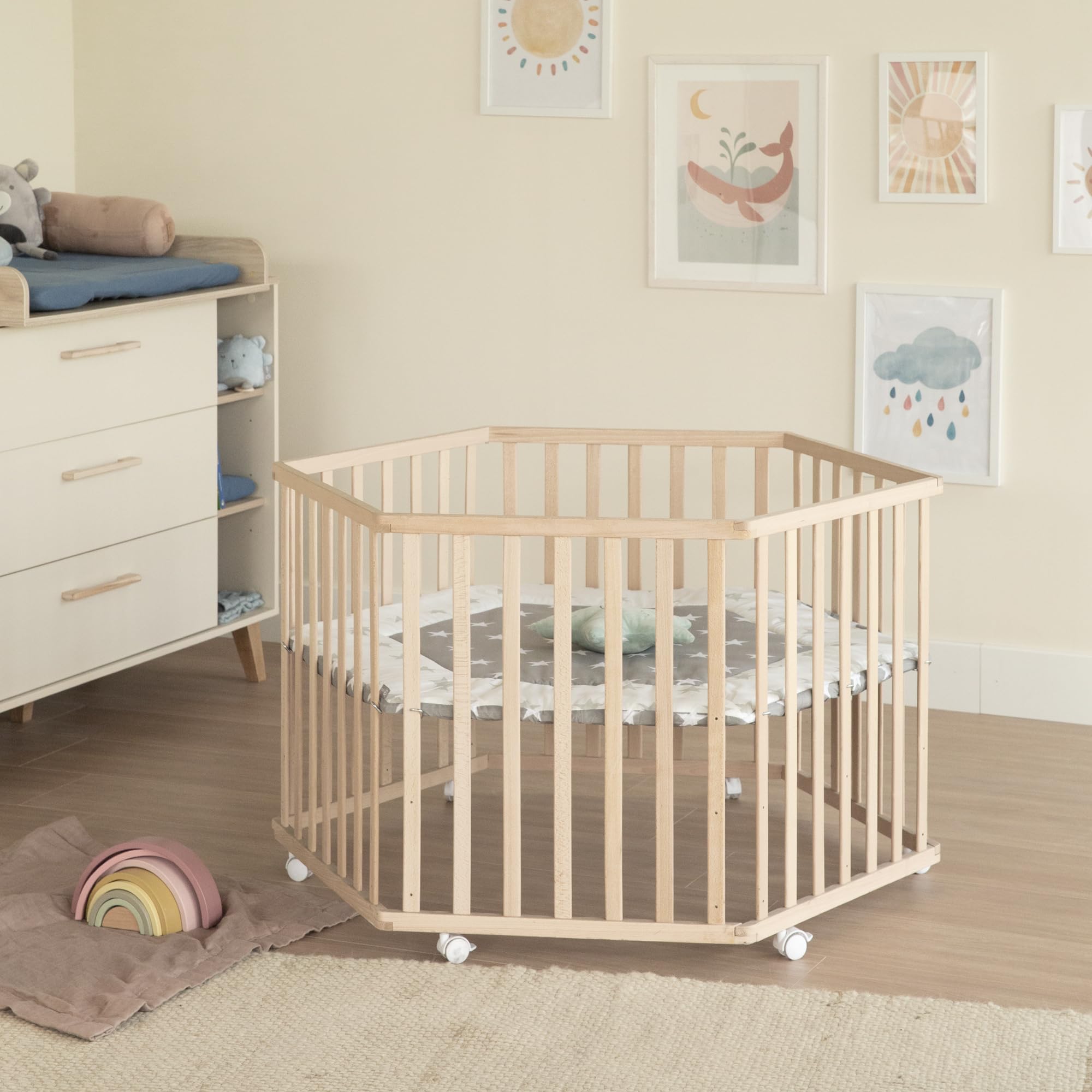 roba parc hexagonal avec tapis au design 'Little Stars' – bois massif de hêtre – parc réglable en hauteur sur 3 niveaux – mobile et sécurisé grâce aux roulettes freinées – bois naturel