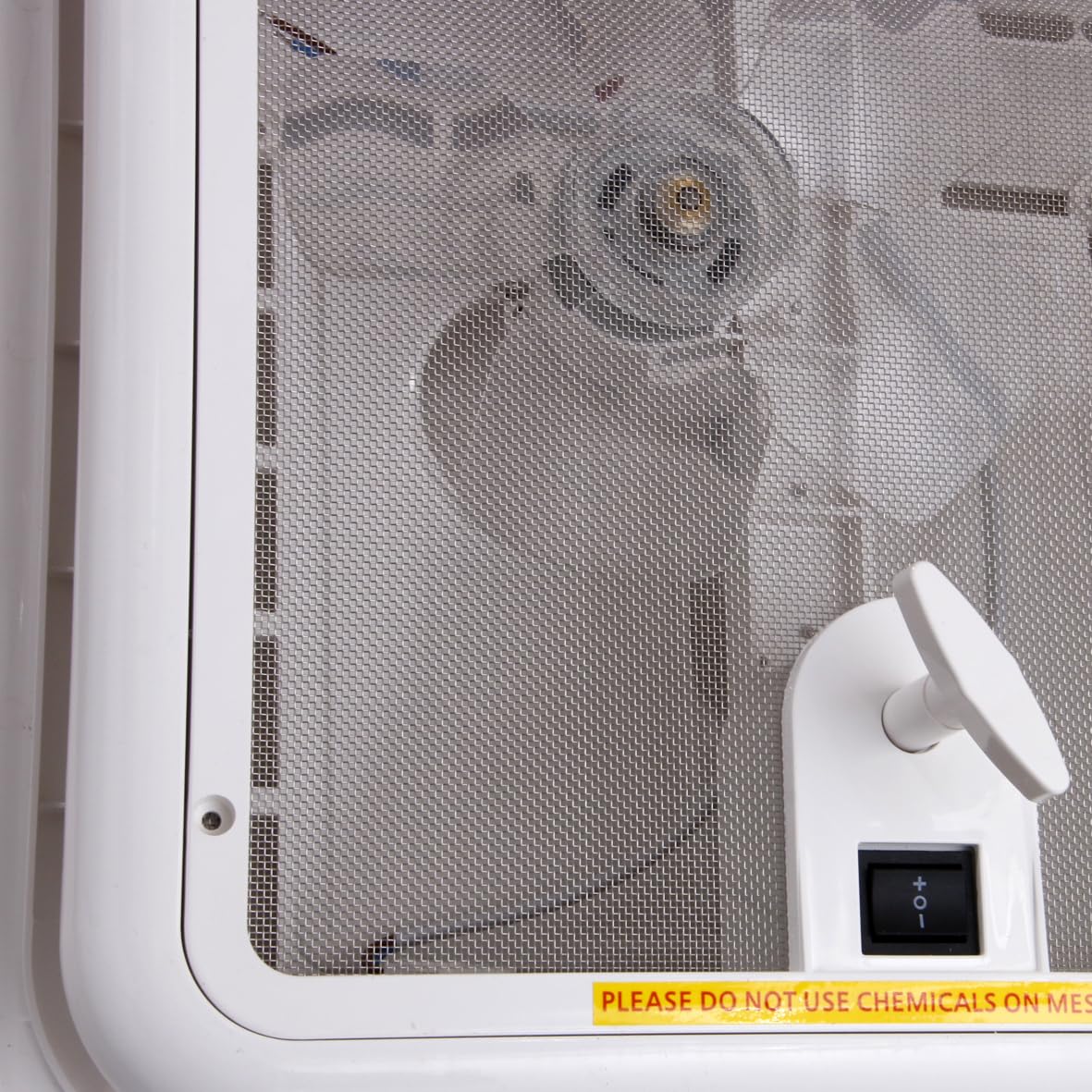 Claraboya de Techo para Autocaravana 12V con Ventilador y Motor, 43R Tapa Blanca 280 x 280 mm, Ventilación Compacta para Baño, Ducha, Camper, Caravana y RV