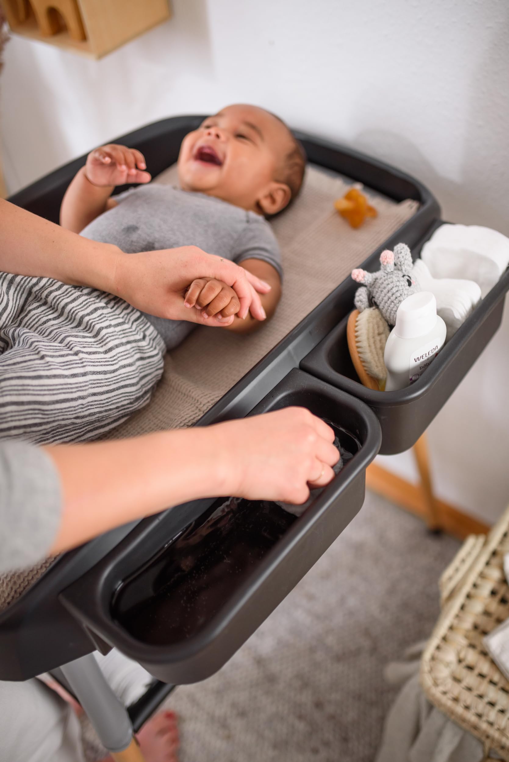 babyGO ChangMe Wickeltisch aus Buchenholz Weiß - Babyzimmer Ausstattung für Windelwechsel