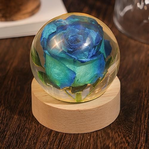 Luz nocturna de bola de cristal de rosa azul, rosa real envuelta en bola de resina brillante, lámpara de escritorio alimentada por USB con base de