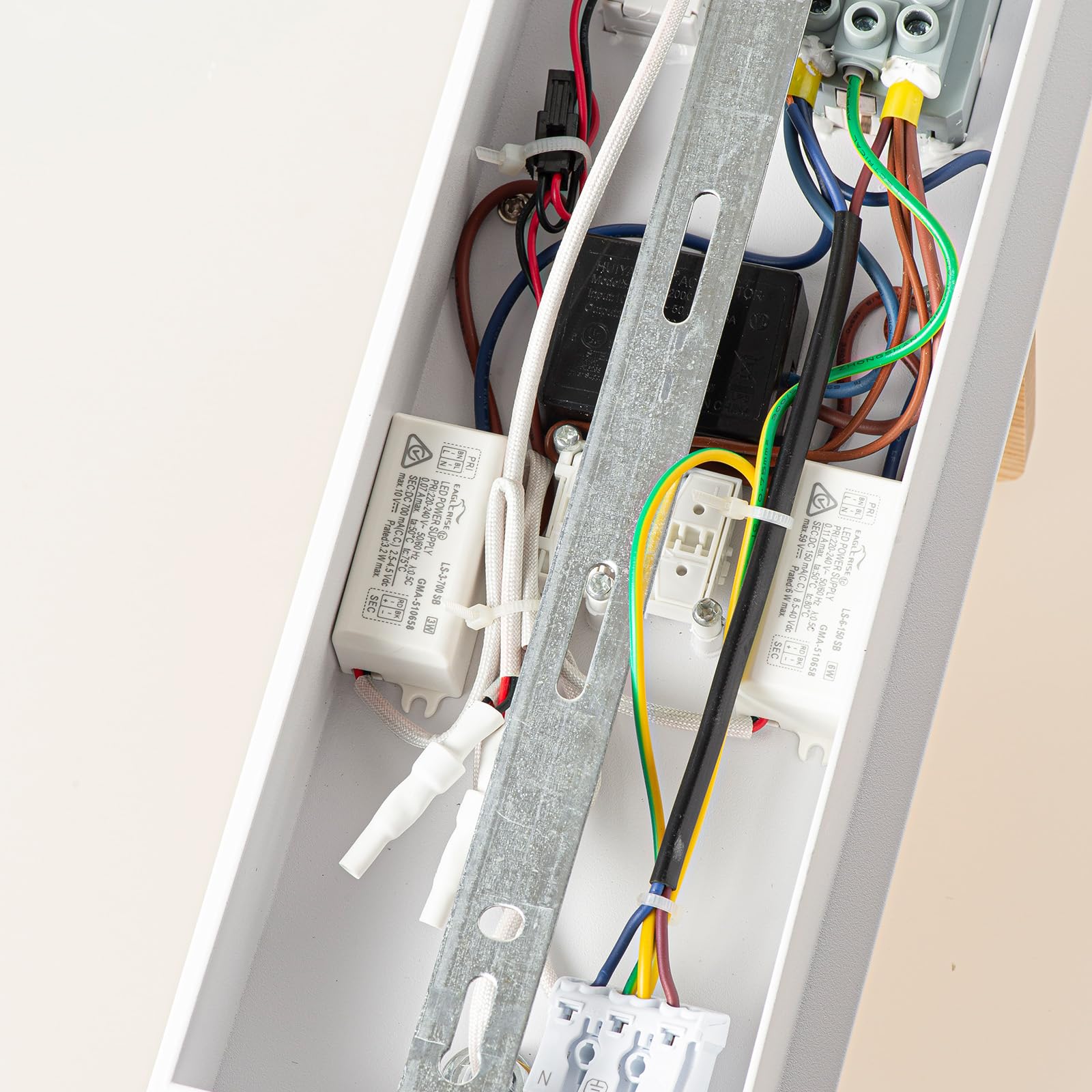 Alpinaluz Wandleuchte mit schwenkbarem LED-Leselicht, 3 W, Umgebungslicht, 6 W (2800 K), Ladeanschlüssen USB-C & USB-A, Schuko-Stecker und Holzablage für Schlafzimmer und Kopfteil