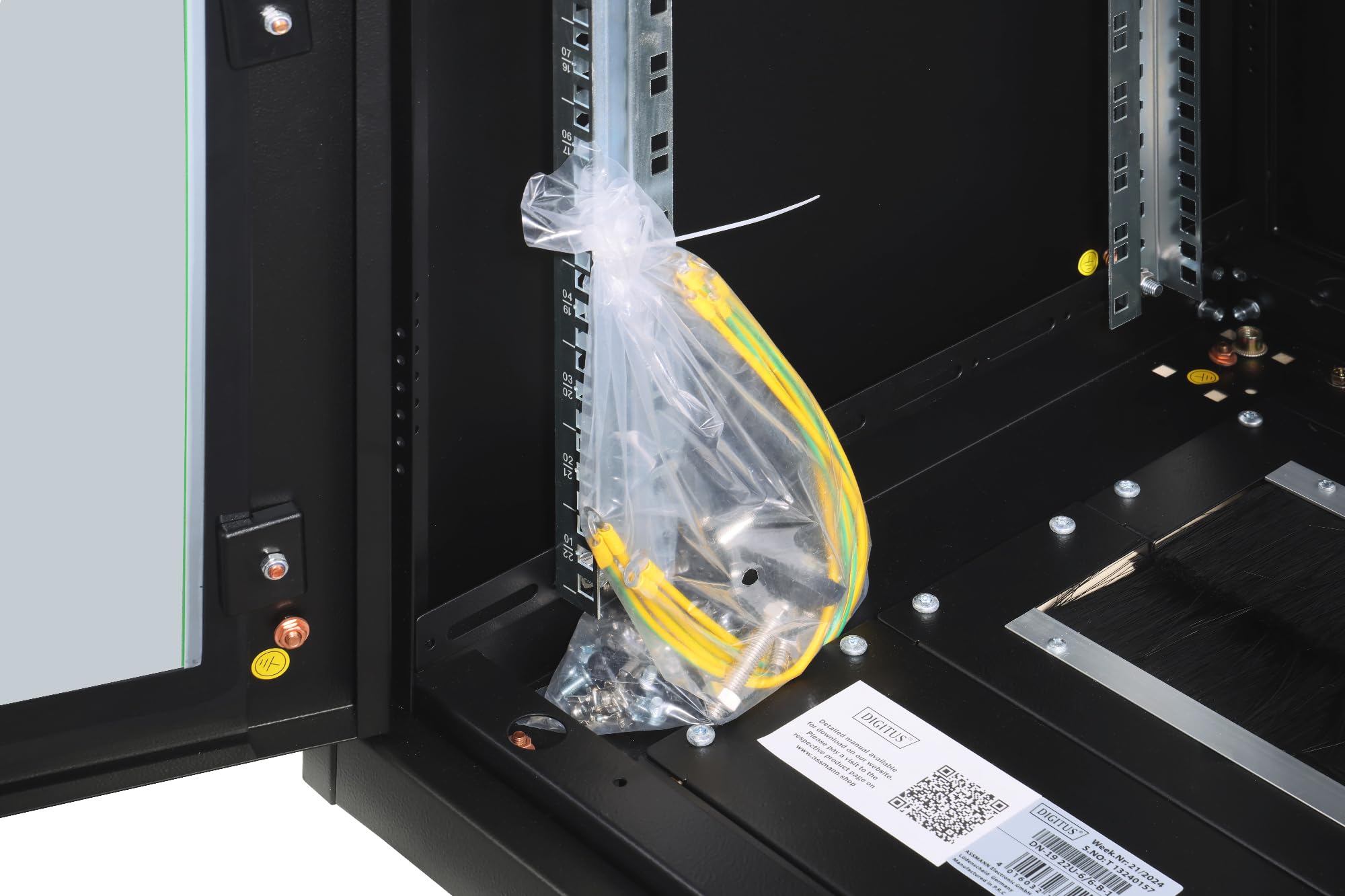 DIGITUS Armadio di rete – Rack da 19 pollici – 22U – 60x60 cm – Profondità utile 54,3 cm – Portata 1200 kg – Autoportante – Porta in vetro – Grado di protezione IP20 – Serie Unique – Nero