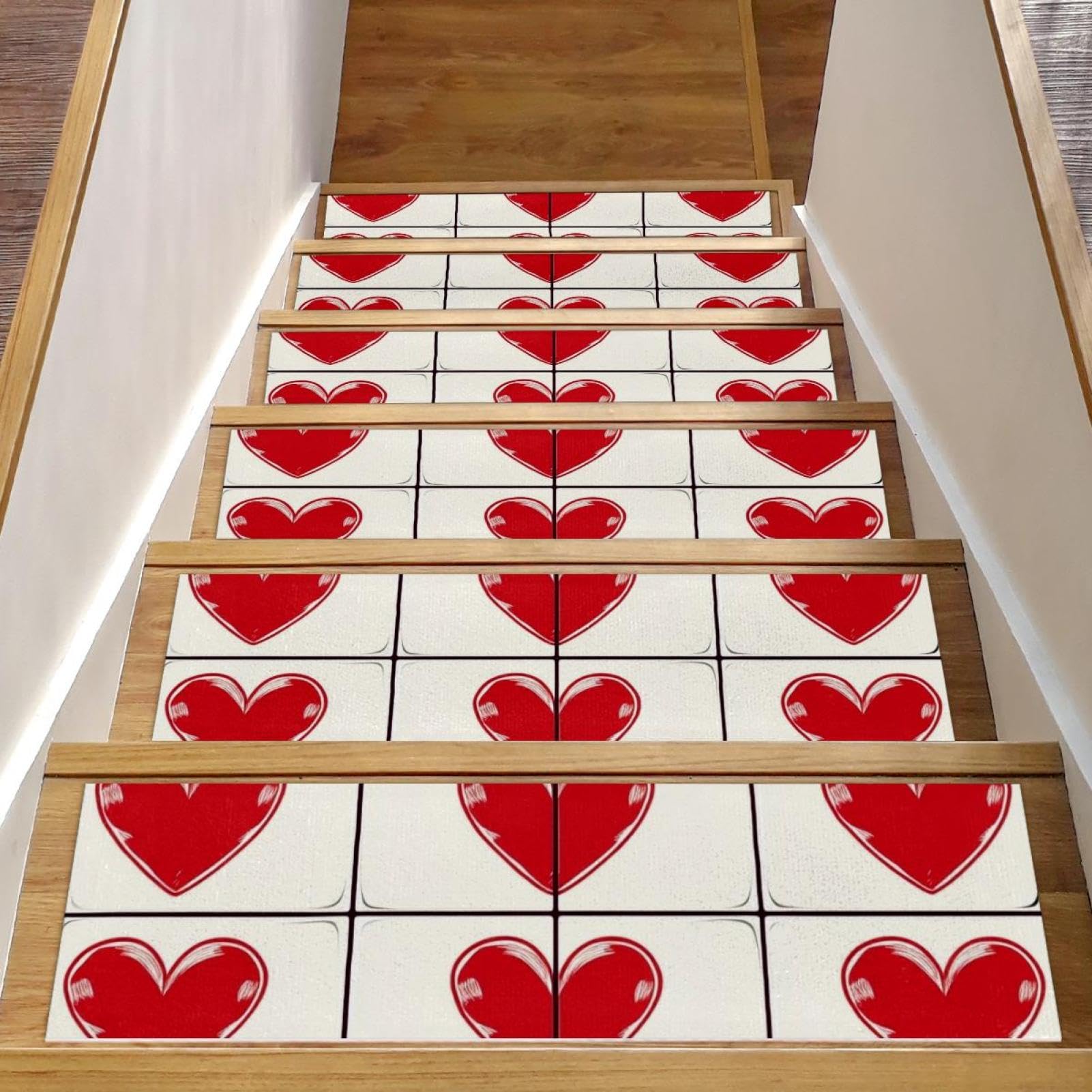 Marches d'escalier antidérapantes blanches à cœurs rouges pour une maison chaleureuse et sûre