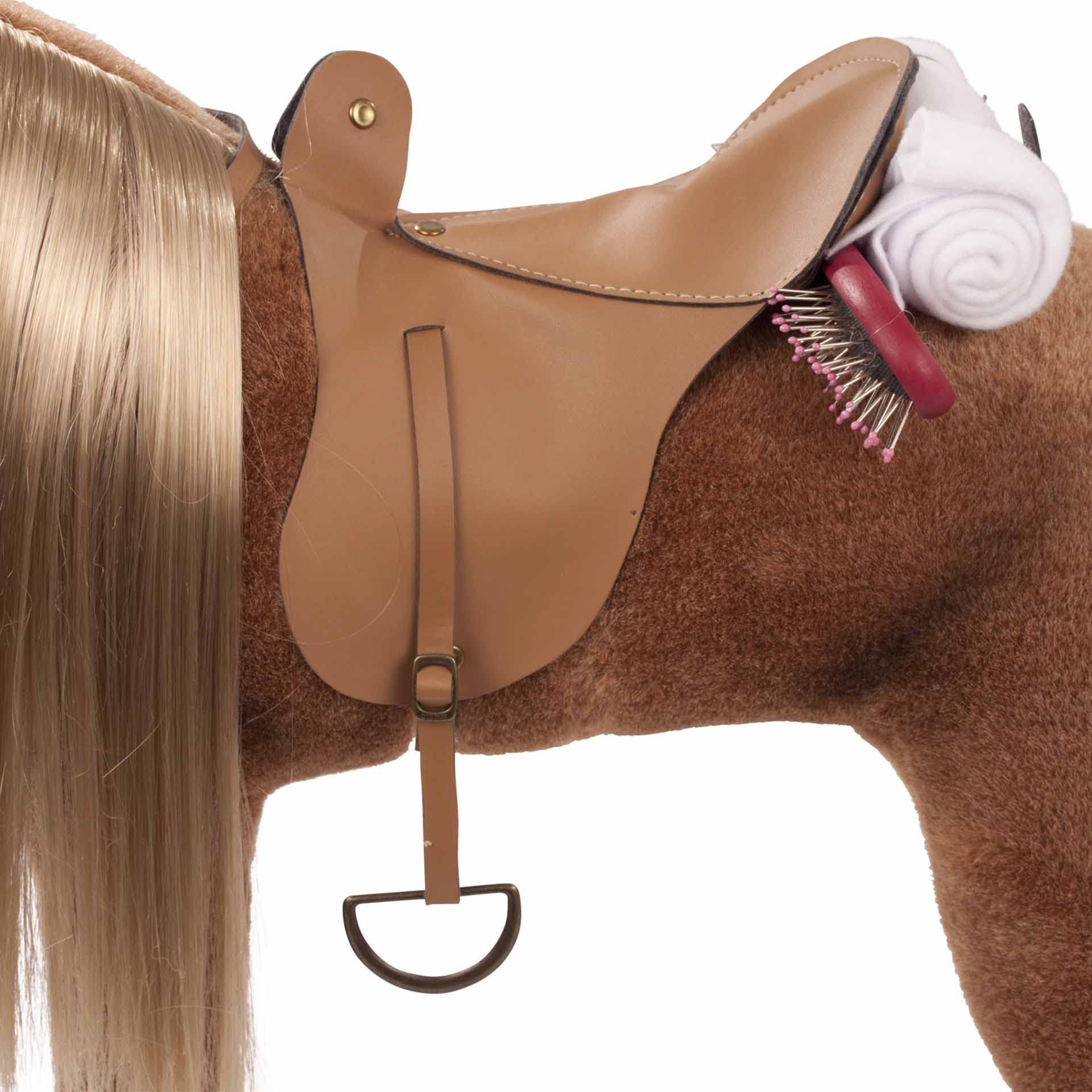 Götz 3402375 Brown Beauty Kämmpferd mit Sattel Plüschpferd für Puppen | 6-tlg Pferd, Zubehör für Stehpuppen bis 50 cm, Mähne kämmbar, Zaumzeug, Höhe ca 52 cm, Stockmaß 37 cm, für Kinder ab 3 Jahren