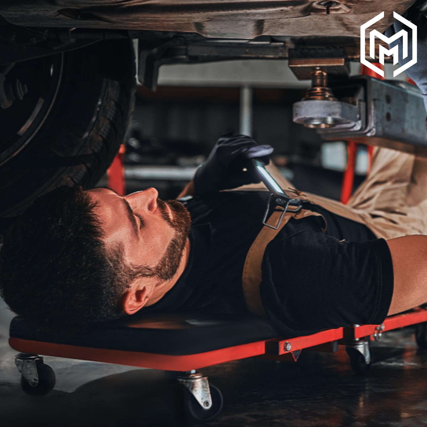 M-AUTO Wytrzymałe pnącze samochodowe z 3-stopniowym regulowanym zagłówkiem, wyściełana metalowa rama 108 cm z tacą na narzędzia do garażu, 6 bezgłośnych kółek, nośność 136 kg, czerwony
