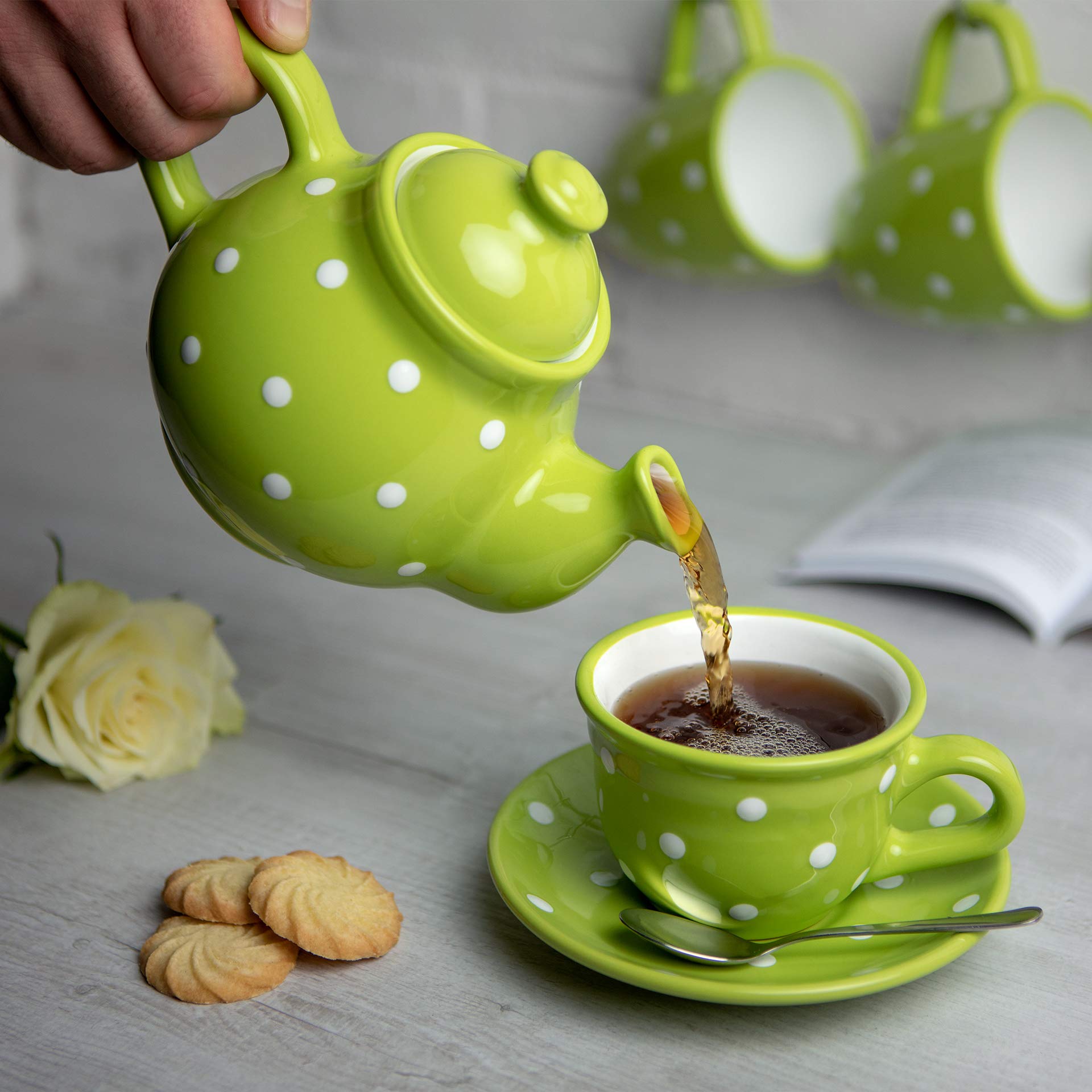 City to Cottage® Set da tè con Teiera, Bricco del Latte, Zuccheriera e 2 Tazze con Piattino | Fatto a Mano in Ceramica | Fantasia a Pois Verde Lime e Bianco