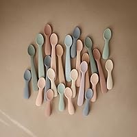 Vista 5 de mushie Cucharas de silicona para niños pequeños Paquete de 2 (rubor/arena cambiante)