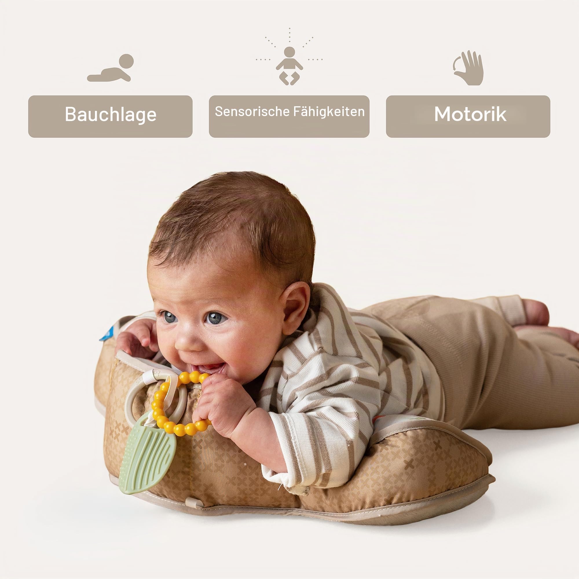 Tummy Time Babykissen Bär – Bauchmuskelkissen mit 2 abnehmbaren Spielzeugen – Entwicklung der motorischen Fähigkeiten und Nackenmuskeln – ab der Geburt – 40 x 27 x 11 cm – 13715