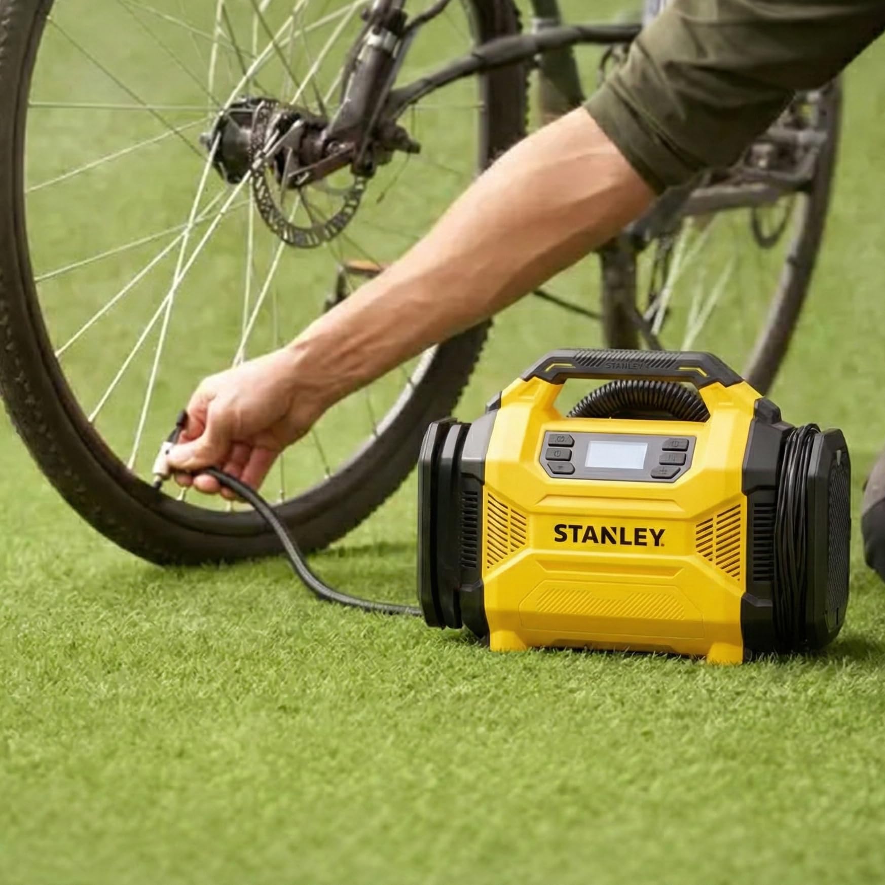 Stanley SXIF3501 Dijital Lastik Şişirme Pompası, 12V/220V, 150 PSI, LED Lambalı, Siyah