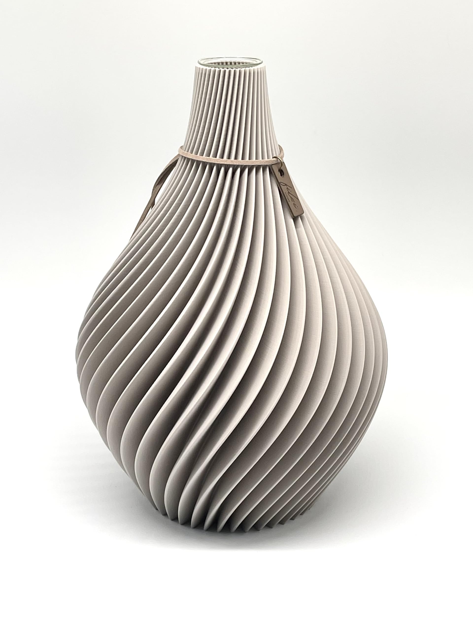 Filsi Home | 3D Druck Vase Nuvia | hergestellt aus PLA (Bio-Kunststoff) | umweltfreundlich | Tiefe Rillen | einzigartige Optik | Made in Germany (Greige, 22cm Höhe 16,5cm Durchmesser)