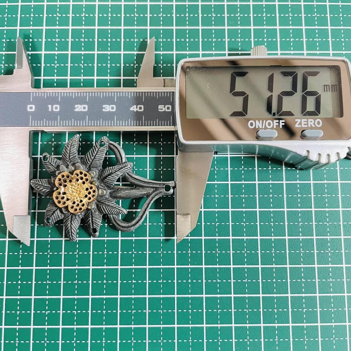 Amazon | ドイツ軍 エーデルワイス章 山岳猟兵 部隊章 レプリカ バッジ