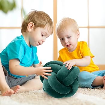 Knot Cushion ホワイト/グレー Knot Cushion– Ø25,5 x H19,5 cm – Apricot – Design House Stockholm