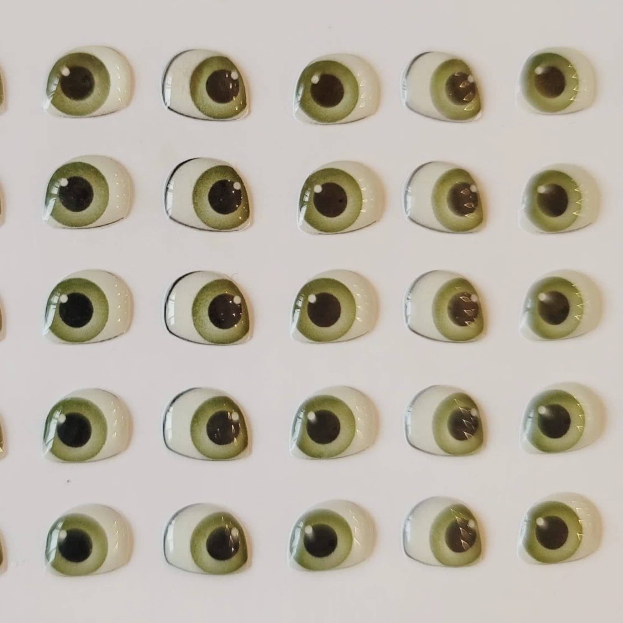 Adhesive Resin Eyes for Clays Green ADD MOAC M 25Pairs