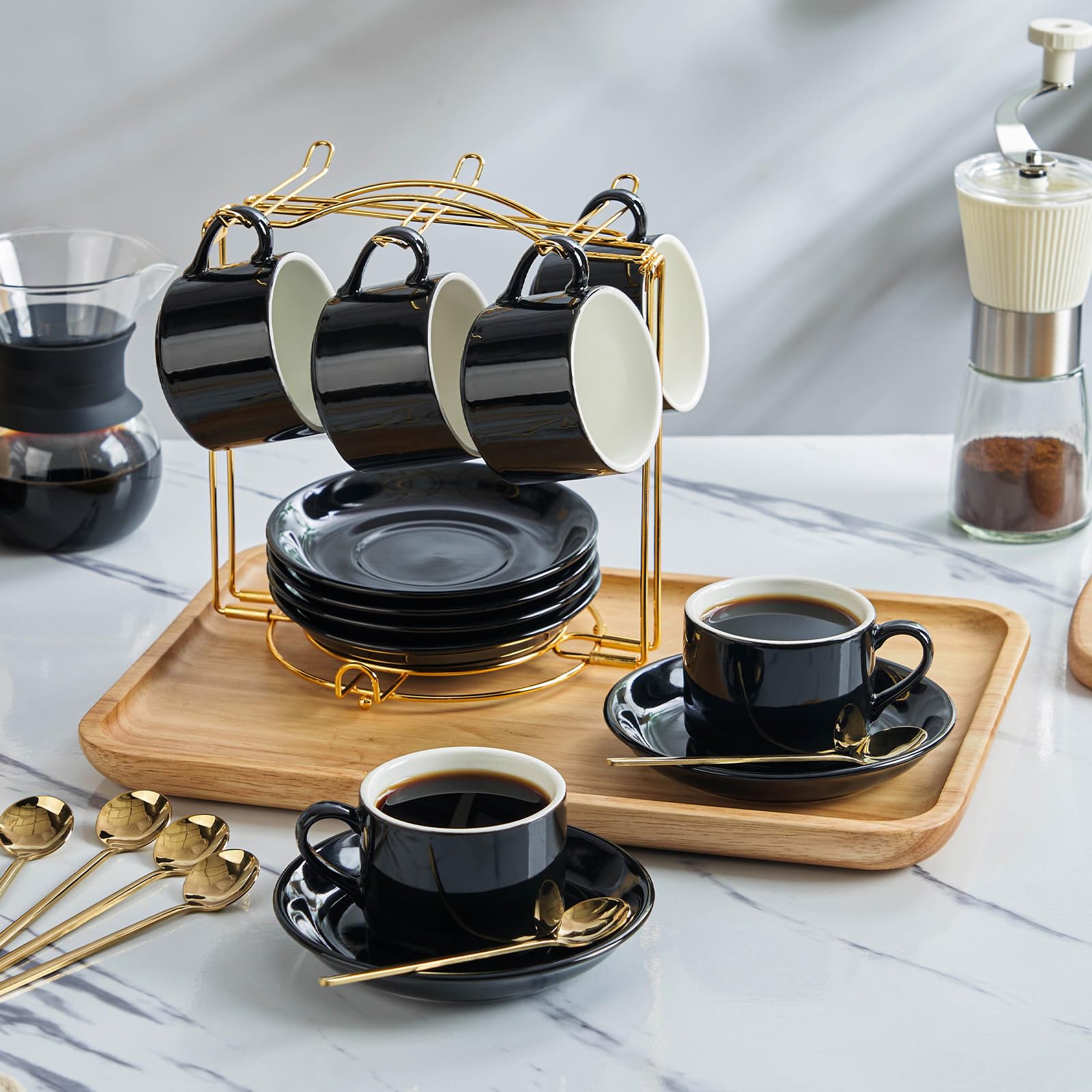 YOLIFE Espressotassen Set von 6 mit goldenen Löffeln und faltbarem Ständer, 113.4 g schwarze Kaffeetasse und Untertasse Set für Cappuccino, Latte, Americano, Tee, heiße Getränke