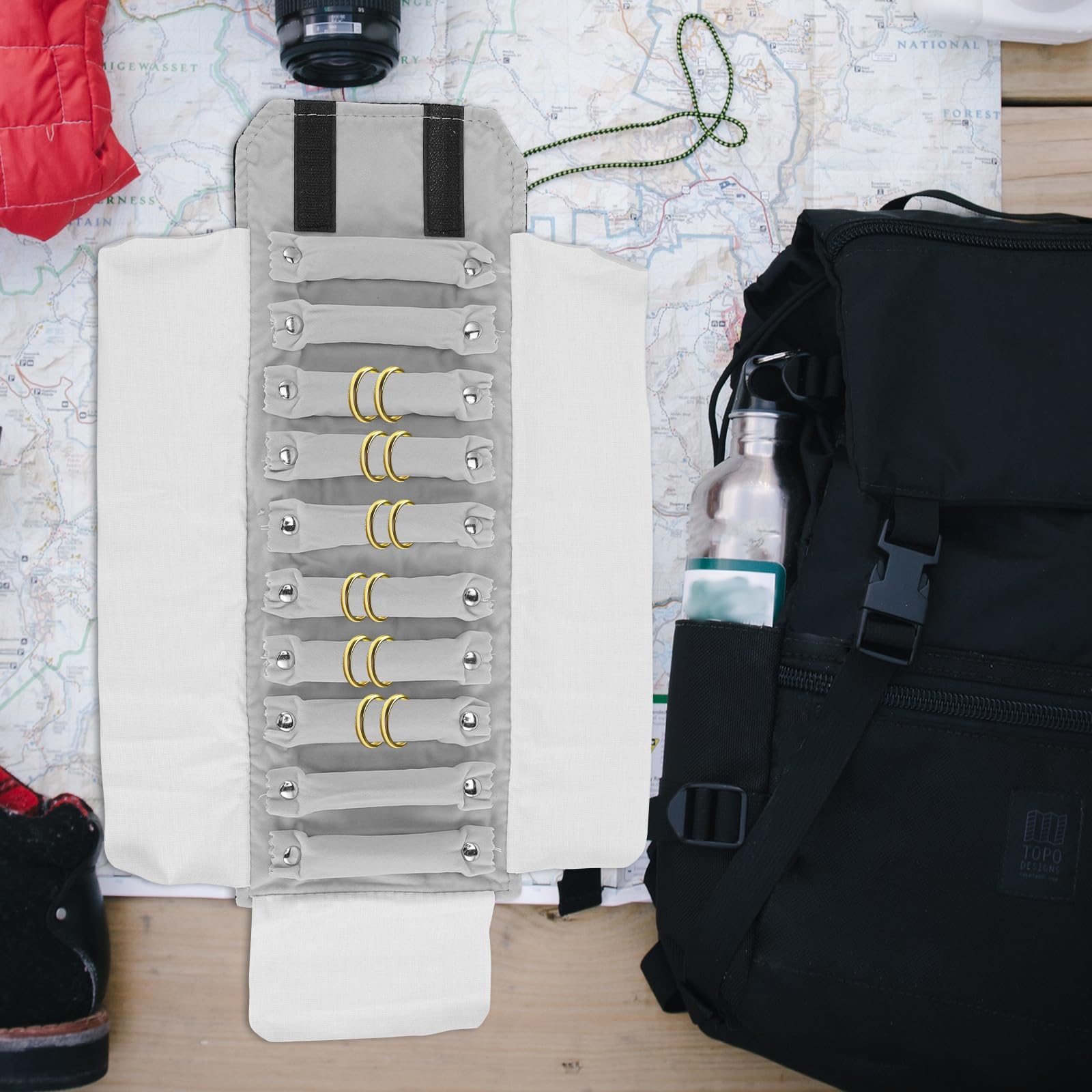 DOITOOL Weißer Reise Schmuckorganizer aus Weichem Velour mit Fingerringhalter Praktische Schmuckrolle für Zuhause und Unterwegs Einfach zu Öffnen und Tragen