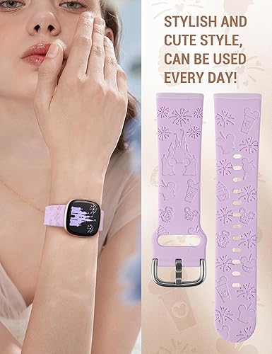Vista 5 de Paquete de 3 bandas grabadas de dibujos animados compatibles con Fitbit Versa 4 Bands/Fitbit Versa 3 Bands/Sense/Sense 2 Band para mujer, bonita
