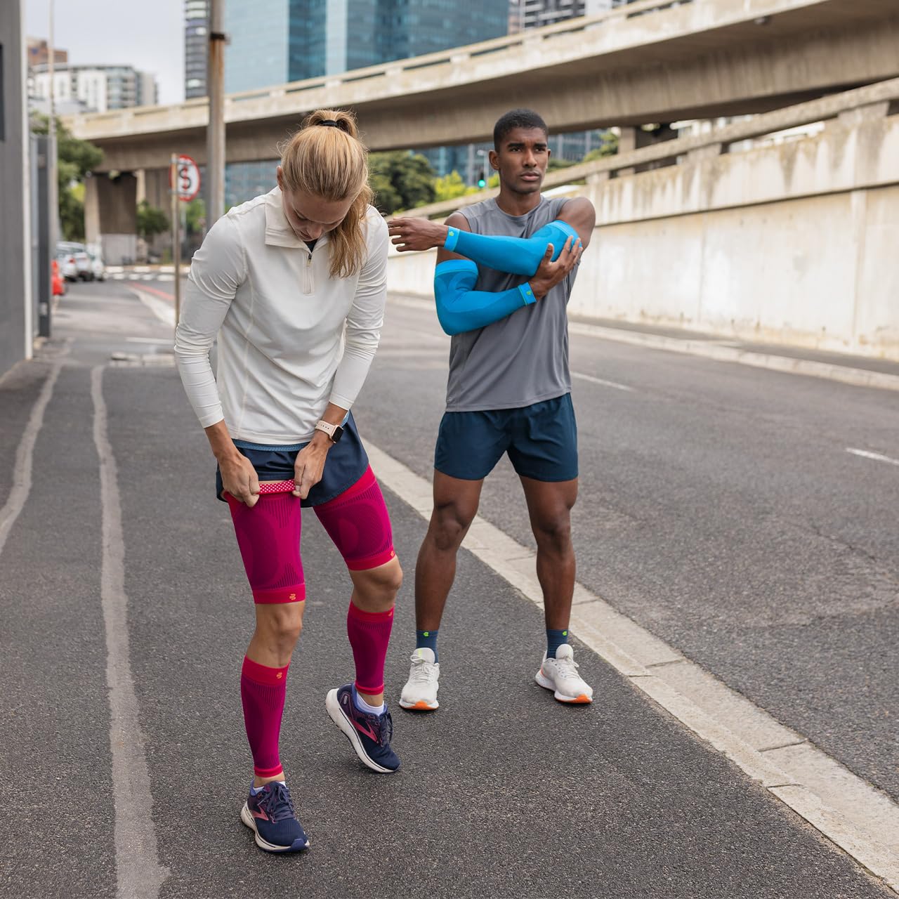 Bauerfeind Kompresyjny bandaż na uda "Sports Compression Sleeves Upper Leg", 1 para rękawów, unisex, do sportów balowych i wytrzymałościowych do wzmocnienia mięśni